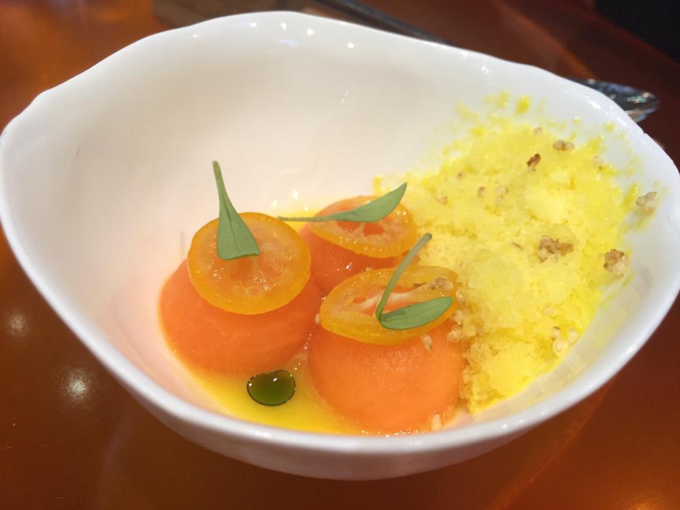 Galleria fotografica






Consommè de garbanzos. Prima che cominci il menu degustazione, viene portata al tavolo una bottiglia di vetro contenente del brodo freddo di ceci (in alto a destra). Ventitrè piatti dopo, alla fine del percorso "salato", verrà versato, in un bicchierino da grappa, del brodo caldo di jamon iberico da una teiera. Sopra ancora, la schiuma del brodo di ceci. Un caldo-freddo speciale (foto @ticketsbar instagram)









Tosta de pollo y anchoa. Primo piatto: toast di pelle di pollo con lisca di acciuga. A lato, una crema di acciughe composta da burro e pasta di acciughe









Olive Gordal. Uno dei simboli della saga Adrià: le olive sono immerse in un liquido d'olio extravergine d'oliva, cannella, buccia di limone e anice stellato. Si tirano su con un cucchiaino forato, si poggiano su una conchiglia di legno a lato e da qui in bocca. Gordal è una varietà dall'Andalusia









Prima preparazione rifinita al tavolo: Polo de almendras









Polo de almendras è uno stecco di gelato al latte di mandorle, spennellato sul posto con olio d'oliva e cosparso con granelle di mandorle, fiori di sambuco e sale. E' servito su un piatto con cubetti di ghiaccio. Dolce(salato) e gelato all'inizio del pasto e non alla fine, uno schema molto Adrià









Coliflor y caviar. Ganache di cavolfiore e caviale russo Schrenkii









Gamba a la sal fría. Gamberi marinati nel tè Lapsang Souchong con zest di bergamotto. Sono serviti su un vassoio con "neve di sale" per ricordare il ghiaccio tipico di un mercato del pesce









Atún con cerezas. Tonno e ciliegia: ventresca di tonno confit in grasso di prosciutto, accompagnata da una ciliegia affumicata (senza nocciolo)






