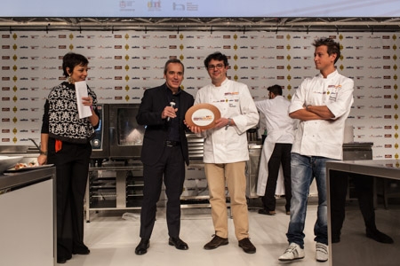 Photogallery






Premio creatività in cucina, Massimiliano Alajmo premiato da Piero Gabrieli e Chiara Quaglia di Molino Quaglia . Ai due estremi, Paolo Marchi e Francesca Barberini





