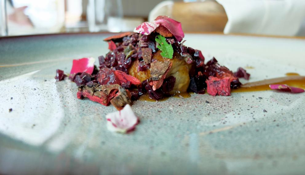 Galleria fotografica






Uomini e donne de La Tana Gourmet quasi al completo: da sinistra Alessandro Dal Degan, il pastry chef Denny Caliaro, Marco Perin, Jacopo Robelli, Giada Mastrotto, Enrico Maglio. Le foto sono di Tanio Liotta









Salsa all'uovo, pecorino e pepe con cracker ai cereali









Chips di patate, carote e amaranto









Cipolla, crème fraîche, ristretto di pollo, crusca, pepe arancio (ossia foglie di Zanthoxylum beecheyanum). Gran piatto









Ricotta, latticello, finferli, crema di gambo di carciofo, foglie e fumo di larice









Lumache stufate nel fieno, crema di erbe di campo, pane al muschio, crema di ginepro, peperone del piquillo









Orzo: terra ed acqua. Ossia orzo mantecato con l'Asiago, fagioli neri (la buccia in mantecatura, il resto in polvere), katsuobushi, lattuga di mare, scampi, limone candito al sale. L'orzo, così risottato, «non scuoce mai»









Pasta, pomodoro ed erbe, ne abbiamo già parlato









Uovo in tegame, 10 erbe, 3 sorprese (coriandolo fermentato, crema di bosco, salsa rustica, «ossia un ketchup nostrano»)









Lingua, carciofo, mirto. Un piatto delizioso, la lingua viene prima cotta per 24 ore, poi piastrata






