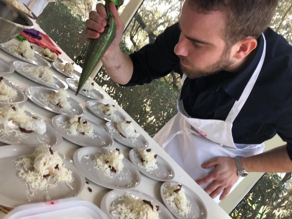 Galleria fotografica






La cena prologo di Pig Calabria è stata preparata al De Gustibus di Palmi. Nella foto Armando e Maurizio Sciarrone, figlio e padre









Padre e figlio della Macelleria Arturo di Campo Calabro (Reggio Calabria) preparano la caddara tradizionale a Villa Rossi. A sobbolire, le frittole, tutti i tagli del maiale









Luca Abbruzzino, chef del ristorante Abbruzzino di Catanzaro, tra Enzo e Renato Ioppolo della Macelleria Fratelli Ioppolo di San Giorgio Morgete (Reggio Calabria), telefono +39.0966.935101









Il motto è noto: del maiale non si butta via nulla









Luciano Monosilio (Pipero, Roma) prepara il su Bao ai piedini di maiale con salsa thai









E intanto fuori la caddara sobbolle









Sulla postazione di Angelo Sabatelli (Angelo Sabatelli, Putignano, Bari), girelle di topinambur e una montagna di ‘nduja






