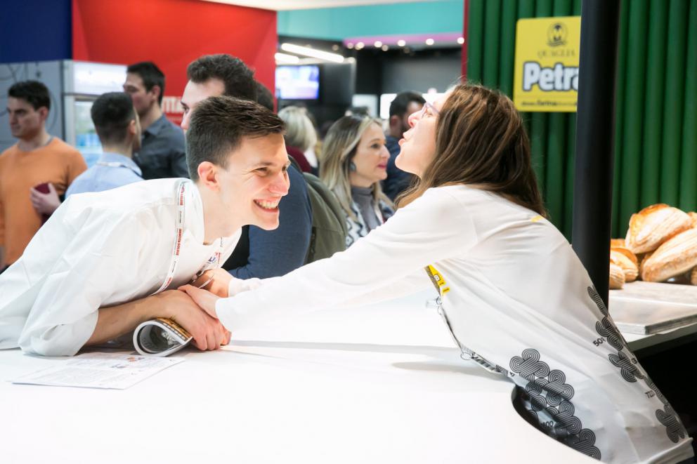 Galleria fotografica






Yannick Alléno davantin allo stand S.Pellegrino "The Experienze Table"









Matteo Lunelli, Oscar Farinetti, Francesco Cerea e, seduti, Josep Roca e Antonio Santini









Francesca Romana Barberini allo stand Petra Molino Quaglia









Massimo Bottura & selfie









Franco Pepe e Carlo Cracco









Fabrizio Ferrari e Nicola Fossaceca allo stand della Fondazione Birra Moretti









Gran folla: là in fondo c'è Pino Cuttaia...









Stand del Consorzio Tutela Grana Padano Dop, con Elisabetta Serraiotto









Paolo Parisi, Simone Rugiati & friends









Elio Sironi alla The Experience Table, che ha servito 800 coperti in tre giorni









Selfie con Viviana Varese e Francesca Romana Barberini
















