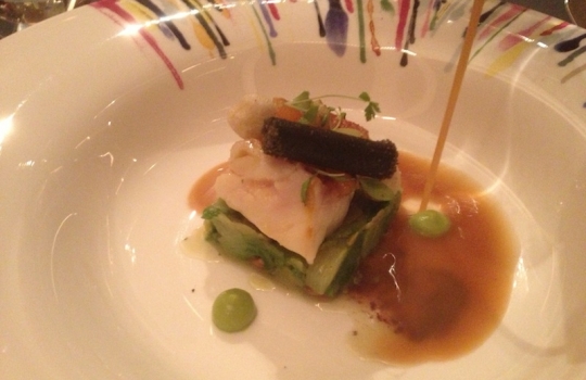 Galleria fotograficaLatte fermentato, Birra Moretti Grand Cru e pera salata
Il primo amuse-bouche &egrave; l&rsquo;embrione di una futura pietanza, nonch&eacute; un gi&agrave; discreto quadro di follia apreana: il latte &egrave; fatto fermentare a 40&deg;C per 4 giorni, la birra ridotta con agar agar e la pera salata, prevalente al gusto, &egrave; il lavoro su due testure (centrifugata e cruda). Partenza lanciataCrocchetta di patata e blu di bufala con ketchup di barbabietola
Gli stecchi reggono una crocchetta di patata &lsquo;classica&rsquo; (ma cotta nel sale, non in acqua), un erborinato a base di bufala (eretico per i campani, che ammettono solo il latte fresco) e in vetta, sotto l&rsquo;erba cipollina, un ketchup di barbabietola fresca rossa (che solo quello chiede una cottura di 7-8 ore, con aceto e zucchero). L&rsquo;acido e il grasso in un boccone, insomma. Cui se ne aggiunge un altro di chips di tapioca e peperoni di Senise (non inquadrate), in cui la tapioca &egrave; cotta come un risottoScampo, animella, patata e levistico
Ingresso recente in carta, conduce il cuoco a vincere le sue paure: "Non sono un amante delle interiora", spiega Aprea, "odio cuori, polmoni e milza". Ma l'animella serve a schiaffegare con armi amare il dolce dello scampo e della patata americana. Il levistico - al doppio volto di coulis e foglie - ci costringe ad aprire il vocabolario: sedano di montagnaQuaglia in petto e coscia, fegato grasso, cavolfiore e caff&egrave;
Una retroiezione ai sentieri d&rsquo;autunno british e pure francesi: la quaglia farcita al fegato grasso, il cavolfiore. E il caff&egrave; che per&ograve; si veste in vinaigrette fatta con olio di semi e aceto di Xeres: acido e amaro. Astenersi i cultori del genere quaglia e foie gras: ancora una settimana e sparisce dalla carta (cos&igrave; com&rsquo;&egrave; sparita da tempo la versione con la castagna al posto del cavolfiore)Il dolce e salato della Caprese
Il cuoco inizi&ograve; ad arrovellarsi nel gennaio 2012. Quattro mesi di spremitura di meningi e finalmente in carta apparve il piatto pi&ugrave; celebre del suo inter-regno milanese: la Caprese con cento virgolette. La sfera mozzarella-like &egrave; zucchero soffiato, un tono dolce che detona l'ortodossia salata: 3 pomodori in conserva (piennolo, datterino, ciliegino e un quarto in stagione, il corbarino), crostini di pane casereccio, filetti di acciughe, pomodori canditi, spuma, mini-bocconcini e neve di mozzarella ad ammantare con cristalli di sale e un giro di pepe un campo che al fondo malcela un'emulsione di basilico. Facile? Ceeerto, chiedete al cuoco quanto ci ha messo solo a trovare la quadra della sfera. GoduriaUovo, patata, bagoss e tartufo
Sfere di vetro borosilicato (in pratica, mantiene le temperature) double wall chiudono un uovo di quaglia cotto in bassa, crostini di pane, una vellutata di bagoss dei Guffanti, sifonata di patata di Avezzano e scaglie di nero umbro. Quand'era a Napoli, Aprea usava il caciocavallo podolico 36 mesi. Ma quass&ugrave; siamo al Vun e quindi viva il bagossRiso carnaroli, peperoni di Senise, trippa di baccal&agrave;, aglio e origano
Difficile trovare un napoletano/campano cotto di risotto: con questo piatto, Aprea riproduce lo schema amaro/dolce/grasso/selvatico che al Comandante di Napoli metteva in scena col risotto zucca, caff&egrave; e quaglia. E' il primo step di un piatto che trover&agrave; compiutezza nell'imminiente carta primaverileSpaghetto di Gragnano in bianco di pummarola, acciughe e basilico
Ritroviamo qui un espediente heinzbeckiano, che a Identit&agrave; London qualche anno fa, per non scontentare bianchisti e rossisti degli spaghetti alle vongole, cosse gli spaghetti in acqua di pomodoro. Aprea mette gli spaghi met&agrave; tempo in acqua e met&agrave; in acqua di pomodoro, "ottenuta mettendoli a frullare e filtrare tutta una notte". Il piedistallo dell'avvoltolamento &egrave; il verde del basilico. Sopra, pomodori canditi. La pummarola non d&agrave; colore ma arriva al naso col piatto distante anche un metro. Pronto a primaveraTortello con coda di bue, radice di soncino, funghi pioppini e senape
Qui ci si sintonizza su frequenze romane: la vaccinara, "che in verit&agrave;", precisa Aprea, "&egrave; come la genovese dei napoletani ma con meno cipolla". Geoconfusi? Tranquilli, l'amaro della radice di soncino e il piccante leggero della senape riassettano sulle giuste coordinate palatali