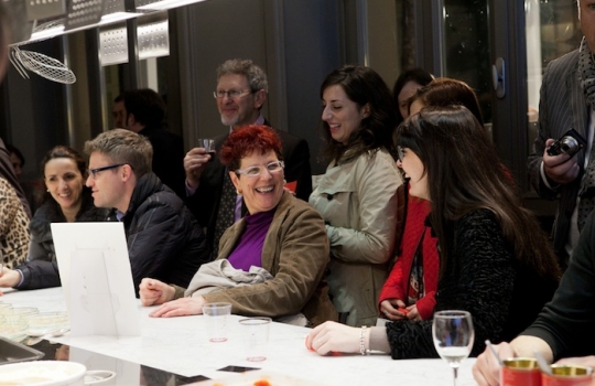 Galleria fotograficaCoda fuori dallo showroom Agape, via Statuto 12, per il piatto di Andrea BertonIl piatto di Berton:&nbsp;Focaccia di Recco con controfiletto di manzo crudo e composta di pomodoro piccanteAndrea BertonArclinea, corso Monforte 28: si preparano i fratelli&nbsp;Christian e Manuel Costardi, cuochi del ristorante Cinzia di VercelliL'imbuto di metallo per infilare il risotto nel barattolo warholiano. Alle spalle di Christian Costardi, Giulia Corradetti di Magenta BureauCostardi&rsquo;s tomato rice (omaggio a Andy Warhol)Manuel e Christian