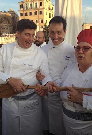 Galleria fotograficaPalloncini rossi in piazza di Spagna: via a Chef sotto le stelle 225 gradi, sole e tanti sorrisiLa terrazza del Palazzetto dell'Hotel Hassler, prologo dell'eventoA sinistra, il colombiano Roy Caceres di Metamorfosi e&nbsp;Massimo D'Innocenti di Casina ValadierA destra, Michele Gioia del Cesar della Posta Vecchia