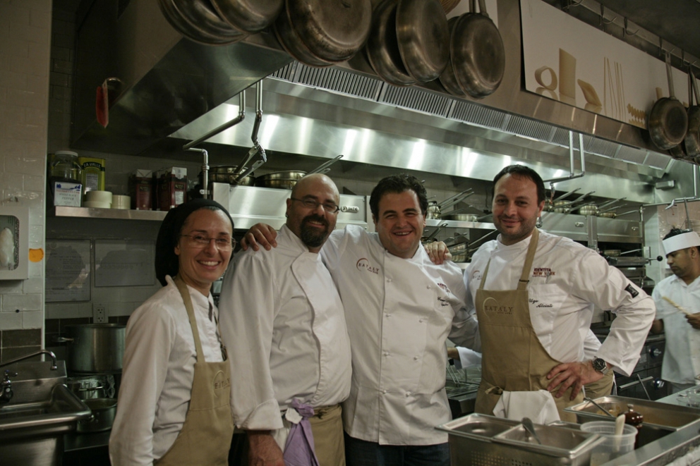 Galleria fotografica






I relatori di Identità New York 2010: da sinistra Gennaro Esposito, Pietro Zito, Emanuele Scarello, Massimo Bottura, Luca Montersino, Cristina Bowerman, Davide Scabin, Moreno Cedroni, Niko Romito, Pino Cuttaia, Ugo Alciati








Lidia Bastianich, Davide Scabin e Paolo Marchi alla conferenza stampa di presentazione Identità New York 2010 nella Piazza di Eataly








Conferenza stampa di presentazione Identità New York 2010 nella Piazza di Eataly








Identità New York 2010








Emanuele Scarello alla conferenza stampa di presentazione Identità New York 2010








Emanuele Scarello e Tatsuya Iwasaki al Corner delle Eccellenze








Luca Montersino alla Pasticceria di Eataly








Il Ristorante del Pesce con Cristina Bowerman e Pino Cuttaia





