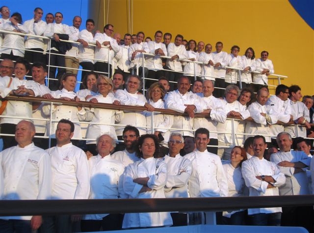 Galleria fotograficaPaolo Masieri, cuoco di&nbsp;Paolo e Barbara a Sanremo e Gianni D&rsquo;Amato&nbsp;del Rigoletto di Reggiolo (Re)A destra, Stefano Ciotti del Vicolo Santa Lucia di Cattolica (Rn)Foto di gruppo dei neostellati (o promossi da 1 a 2 stelle) delle edizioni Michelin Italia 2010 e 2011. In prima fila riconosciamo Cristina Bowerman, Martin Obermazoner, Fabrizio Ferrari. In alto svetta uno scatenato Giancarlo MorelliFabio Spada, ma&icirc;tre del Glass di Roma e Davide Oldani, cuoco del D&rsquo;O di Cornaredo (Mi)Emanuele Scarello (in primo piano) e Moreno Cedroni&nbsp;(sullo sfondo) si preparano alla foto di gruppo. Cedroni ha un doppio motivo per essere felice: il Wall Street Journal oggi infila la Madonnina del Pescatore&nbsp;tra i migliori 10 ristoranti di pesce d&rsquo;Europa. Con l'insegna di Senigallia, altre due italiane nella top 10: Tuccino di Polignano a Mare (Bari) e La Rosetta di RomaQuasi tutto pronto per la foto di gruppo. In bilico, Fabrizia Meroi&nbsp;del Laite di Sappada (Bl)Da sinistra, Accursio Craparo, Aurora Mazzucchelli, Vincenzo Candiano, Norbert Niederkofler e Davide ScabinAl centro, sorridenti, Norbert Niederkofler e Davide ScabinIn primo piano sinistra, Ciccio Sultano&nbsp;(30 chili persi in due anni), Massimiliano Alajmo, Massimo Bottura e Filippo Chiappini Dattilo