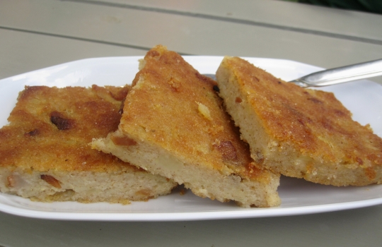 Galleria fotografica






Grande poco più della Svizzera, l'Estonia è la più settentrionale delle Repubbliche Baltiche. E' entrata nell'Ue nel maggio 2004 e, da gennaio scorso, adotta l'euro come moneta unica. Il 10% del suo territorio è composto da isole e isolotti (in tutto, 1.520)








<p>Tallinn, capitale dell'Estonia, ha 400mila abitanti circa, più o meno come Firenze. Nota come "città della pietra calcarea", la cinta muraria della complesso medioevale misura 2 km e conta su 26 torri. Uno spasso girare per i viottoli, specie nei giorni di sole</p>








Il più illustre cuoco della nazione è Dimitri Demjanov, co-autore del libro in foto, accademico dell'Estonian Culinary Institute nonché coach della delegazione nazionale estone in concorso agli ultimi Bocuse D'Or. Tecnica francese e fascinazioni scandinave contemporanee (Renè Redzepi, Claus Meyer...), si batte per la crescita gastronomica del Paese: «fino a due anni fa nessuno qui sapeva nulla sulla stagionalità dei prodotti...», spiega








Il ristorante Gloria di Dimitri Demjanov in centro a Tallinn. All'interno, un complesso di cunicoli scavati nelle mura della città, 2mila etichette esposte e una sala in cui assaggiarre piatti classici di stampo russo/francese come Aringhe alla Romanov o Scaloppe di foie gras. Per una cucina più contemporanea, rivolgersi all'Egoist, altra insegna di proprietà. Il nome tradisce l'inclinazione all'ego-riferimento del suo proprietario








La Sogliola del Gloria di Tallinn, impeccabile nella sua classicità (e non nella luce dello scatto, ahinoi)








Pane di segale, aringhe, patate, carne di maiale affumicata, merluzzo, grandi marinature per preservare gli alimenti nella rigidità dell'inverno. Sono i pilastri della cucina estone nel racconto di Dimitri Demjanov








La sala del Ristorante Ö, di gran lunga il migliore della Capitale, ai margini delle mura della città vecchia. In cucina, Dmitri Fomenko, 30 anni. In carta, i vini italiani sono elencati prima di quelli francesi. Prezzi medi delle 3 portate: 13, 23 e 8 euro. Degustazione di 6 portate: 65 euro








Tartare "non tradizionale" di manzo con insalata di acetosella e crema di crescione del Ristorante Ö di Tallinn








Pesce bianco con cavoli in infusione nella vaniglia e salsa alla zucca del Ristorante Ö di Tallinn








L'ingresso del Three Sisters Hotel alla fine della via Pikk, dentro le mura della città vecchia. E' l'unico boutique hotel di Tallinn ed è affiliato alla Relais & Chateaux. Nasce dall'unione di 3 edifici distinti, costruiti nel 1362 e uniti solo nel 2003 da un gran lavoro architettonico. In alta stagione le suite vanno da 410 a 946 euro a notte








Il Sigaro di foglie di cavolo, carne di maiale e salsa chili del Bordoo, ristorante dell'hotel Three Sisters di Tallinn, chef  Tõnis Siigur (foto De Cesare Viola)








Hell Hunt, il pub più frequentato dagli estoni di Tallinn, sulla via Pikk. E' il luogo perfetto per osservare la gente del posto - in agosto turisti da ogni dove, tra cui italiani a caccia di ragazze e britannici in cerca di alcolpop a basso prezzo - con una bella pinta di Rauchbier o Lager








Aringhe del Baltico arrosto su pane di segale, cetrioli marinati e  crème fraîche, il miglior piatto (peccato solo per quello zinzinello di troppo di cipolla) del Kaerajaan, l'insegna meno turistica di Raekoja, la piazza principale della città vecchia








C'è un filo rosso che da Tallinn conduce dritto alla Sicilia: il marzapane. In foto, esemplari realizzati con la nota pasta di mandorle al Martsipanituba Kalev, confettiere e pasticceria estone fondata nel 1806
 








Le strade dell'Estonia sono in pratica lingue d'asfalto adagiate sul verde (o sulla neve d'inverno). Il traffico è quasi assente e il tratto più lungo che si può fare da Tallinn entro i confini non supera i 300 chilometri. Nessuna tolleranza per chi guida e beve: vietato anche un solo dito di birra








La splendida spiaggia baltica di Pärnu, località di villaggiatura principe per gli Estoni, 120 km circa a sud della Capitale. I bagni di Rimini possono solo sognare campi da beach volley e calcio (a 5 o 11) tenuti così bene come quelli sul lungo arenile adagiato sul Golfo di Riga. Peccato solo per l'acqua: per farsela arrivare al livello delle ginocchia occorre macinare chilometri








Le tradizioni popolari sono ancora molto vive in Estonia. Per 8 dei loro 10mila anni di storia, gli estoni hanno vissuto nei boschi, sviluppando tradizioni pagane ancora molto presenti. Esiste tuttora un canto per ogni fase della vita, dalla nascita alla morte a ogni singolo lavoro (foto Toomas Tuul)





