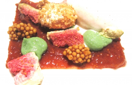 Galleria fotograficaSul piatto, occhiali da vista graduati diversi per impedire alle non-aquile di strizzare gli occhi come Jerry Lewis in quel famoso sketchIl pane in apertura al Devero. Al centro, quello di Eugenio Pol, "ciclope del pane" (cit. Meldolesi) che miete sempre pi&ugrave; clienti nell'alta ristorazionePatata soffice uovo e uova, capperi e limone, classicit&agrave; d'avanguardia al sifone che non stufaManzo Piemontese battuto al coltello, lamelle di foie gras, erbe aromatiche e salsa tartara, un altro classico di Enrico Bartolini. La costante &egrave; una sola: la carne del macellaio cremonese&nbsp;Franco Cazzamali.&nbsp;Variabili gli altri addendi. Non che la contingenza del foie gras dispiacciaTerrina di pesce azzurro in carpione, gamberi rossi e avocado fresco.&nbsp;Acido e dolce affilano le armi ma alla fine &egrave; pari e pattaLumache della Lomellina brasate con crema leggera di cipolle e prezzemolo, reminescenza del recente passato paveseBottoni all&rsquo;olio e lime con sugo di caciucco e polpo cotto alla brace.&nbsp;Ravioli adrianeschi con l&rsquo;acido fresco del lime che apre la strada tra prevaricanti fondali livornesiRisotto all&rsquo;olio con ceviche di scampi, olive taggiasche e pomodorini. Un centrato crossover pacifico-mediterraneo che non troveremo ancora per molto,&nbsp;&laquo;primo&raquo;, spiega EB,&nbsp;&laquo;perch&eacute; &egrave; la prima volta in vita mia che tengo in carta due risotti in contemporanea - l'altro &egrave; quello archetipale alle rape rosse e gorgonzola, ndr -. Secondo perch&eacute; ne ho pronto un altro che ho gi&agrave; assaggiato 12 volte senza mai stufarmi&raquo;. Inutile chiedere cos'&egrave;Risotto alle rape rosse e salsa gorgonzola, un po' la "Cuccurucuc&ugrave; Paloma" di Franco Battiato.&nbsp;&laquo;Ma io non mi stanco mai di eseguirlo&raquo;Branzino del mediterraneo pescato, cotto alla milanese con porcini e salsa verde. "Alla milanese" perch&eacute; impanato (col pane di Pol...) nel burro e poi fritto. Una pelliccia che sta bene, ingioiellata nei porciniAnguilla affumicata servita croccante con torcione di foie gras e pompelmo rosa, esplosione di sapori fin troppo detonante