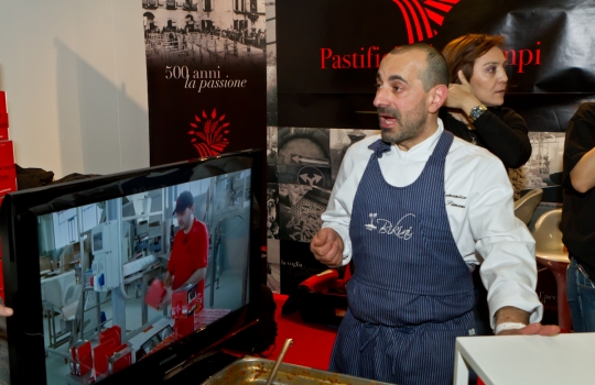 Galleria fotograficaAl centro Davide Oldani del D'O di Cornaredo (Milano) con Oliviero Toscani, fotografo e produttore di vinoGuffanti, storici affinatori di formaggi ad Arona (Novara)Lo spazio espositivo di Acqua Panna e S. Pellegrino. Le illustrazioni sono firmate da Gianluca Biscalchin
