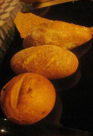 Galleria fotografica






Da sinistra, Federico Zanasi, Luca D’Amora e Moreno Cedroni. Dalle Marche alle Mauritius








A destra, Federico Zanasi con gli altri due chef del Long Beach. Oltre a Sapori e Hasu, diretti dai cuochi italiani, il resort ospita Chopsticks (cucina cinese), Tides (cucina di mare d'impronta francese) e Le Marchè (buffet e colazioni)








Il tunnel sotterraneo del resort. Ai lati, le stanze in cui si prepara la materia prima da spedire ai vari ristoranti di sopra








Pesci oceanici mauriziani. Su tutti dominano gli snapper, red o white, lontani parenti del dentice








I mercati di frutta e verdura mauriziani sono molto ricchi. La pugliese Antonella Ricci e il marito Vinod Sokar, mauriziano, moglie e marito e cuochi del Fornello da Ricci di Ceglie Messapica (Brindisi) consigliano i mercati di Quatre Bornes, Curepipe e Rose Hil. Vi regna il cibo da strada come l'ubiquo dhal puri, pane indiano alle lenticchie, che può essere farcito a piacere








Sapori, insegna di cucina italiana sovrintesa da Cedroni e Zanasi. In carta insalata, pasta, risotti, lasagne e pizza








Federico Zanasi davanti all'ingresso dell'Hasu








Il Carpaccio di cocomero dell'Hasu, il ristorante giapponese del Long Beach, chef Moreno Cedroni. La tecnica di essiccamento del cocomero prende spunto da uno stratagemma di Andoni, cuoco del Mugaritz nei Paesi Baschi (chiediamo venia per la foto pessima)








Ostriche, sorbetto di ostriche e perle di tè Lapsang Souchong. L'isola di Mauritius è piena di questi piccoli molluschi di scoglio, minuscoli ma molto saporiti





