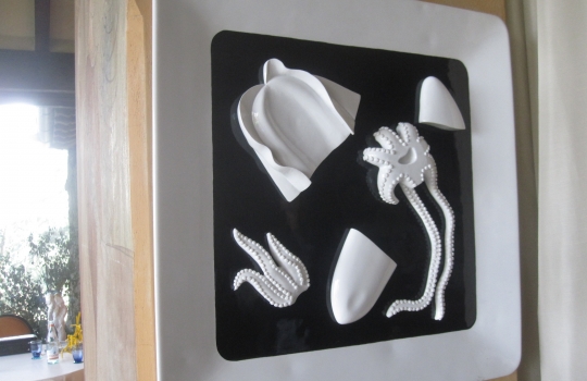 Galleria fotograficaCrema di piselli con cozza, il piatto in apertura del pasto da Gualtiero Marchesi a Erbusco, Brescia, telefono +39.030.7760562Astice in salsa d'astice, un piatto&nbsp;ispirato a un'opera dell'artista Emilio ScanavinoSpaghetti Felicetti in bianco e nero. Sul fondo, salsa al nero di seppia da mescolare con gli spaghetti. Da sempre al centro dell'ispezione marchesiana, la pasta sta per diventare protagonista di due interi menu ad hoc: "Intorno allo spaghetto" e "A tutta pasta"Trancio di merluzzo nero arrosto e porri brasati. &laquo;Cosa chiedere di pi&ugrave; di un semplice, grandioso&nbsp;merluzzo dell'Alaska?&raquo;, spiega il MaestroDripping, evoluzione del celebre omaggio a Jackson Pollock, questa volta in versione dolce: in un letto di crema inglese si adagia della pasta mista raffreddata,&nbsp;cotta in acqua non salata. Si chiude con sgocciolio di salse alla menta,&nbsp;lampone e cioccolato caldo. Poi, un tocco di&nbsp;pistacchi caramellatiL'ufficio personale di Gualtiero Marchesi dietro la cucina di Erbusco. Praticamente un museo-libreriaUna delle porte del fu ristorante di Gualtiero Marchesi in via Bonvesin de la Riva a Milano, prima insegna italiana a ottenere 3 stelle Michelin nel 1986. Restaurata e ritoccata da un'amica artista, &egrave; oggi parte della mobilia di sala a Erbusco