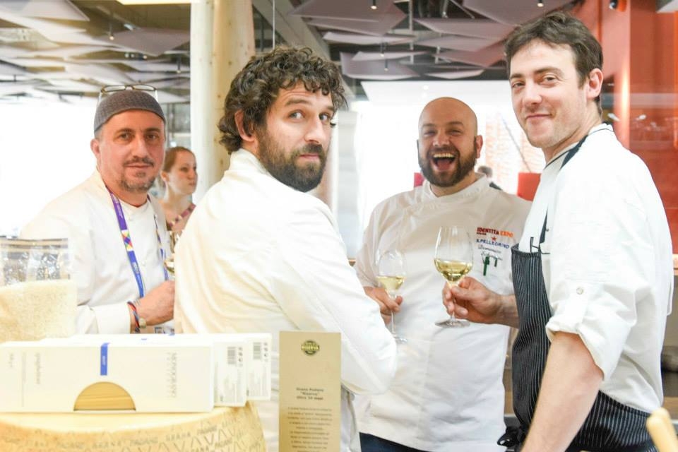 Galleria fotografica






Una grande squadra








Con Domenico Schingaro, suo fidato secondo








Con il vecchio amico Ugo Alciati








A colloquio con Niko Romito








Al lavoro con Carlo Cracco








Si pianifica con Davide Scabin








Con Moreno Cedroni al pass








Joe Bastianich in visita in cucina








Tutti raccolti intorno ad Andrea Berton








Uno dei molti menu firmati da Ribaldone








Antonino Cannavacciuolo dirige le operazioni








A lezione da Pino Cuttaia








Girl Power: Alice Delcourt e Cristina Bowerman





