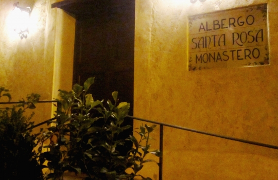 Galleria fotografica






Una foto del Monastero di Santa Rosa, prima della ristrutturazione. Costruito nel 1680, è sospeso a circa 500 metri sul livello del mare di Conca dei Marini, a un passo da Amalfi (Salerno). Prima dell'abbandono è stato gestito dalla famiglia Caterina per 3 generazioni. Nel 2001, l'acquisto dell'ereditiera Bianca Sharma. I lavori di restauro sono durati 11 lunghi anni








La facciata principale del Monastero vista dal terrazzamento della piscina. Le 20 suite, tutte con affaccio su Salerno e sul Cilento fino a Punta Licosa, portano ognuna il nome di un'erba, un fiore o una spezia locale (melissa, viola...). In alta stagione i prezzi oscillano tra i 550 e gli 850 euro a notte per le stanze "standard", fino a 2.950 euro per la Penthouse Suite








La foto non rende bene l'idea delle dimensioni del dirupo. Ma la distanza verticale tra il Monastero e la spiaggia è di 500 metri. La Conca dei Marini porta questo nome perché la stessa "conca" raggiunge una profondità di 800 metri. L'habitat acquatico ideale per diversi pesci da fondale, inclusi totani da 3-4 chili








I lavori sono durati tanto un po' per intoppi burocratici, un po' per regolamentare ogni dettaglio a norma di legge. Un compito piuttosto complicato, considerata la severità delle leggi sulla compatibilità eco-ambientale








La piscina riscaldata e il prolungamento ideale del mar Tirreno alle spalle








Scenografici ulivi millenari, di provenienza anche palestinese, troneggiano sui vari terrazzamenti della proprietà








L'architetto napoletano che ha coordinato il lavori di restauro, Francesco Avolio de Martino posa accanto a un confessionale pre-esistente nel Monastero. In caso qualcuno voglia fare improvvisa penitenza nel corridoio delle suite vista mare








La volta del ristorante del Monastero, praticamente un soppalco con feritoie ai bordi che danno sul bar sottostante. I coperti sono poco più di una trentina, e in stagione più calda vengono trasferiti sulla terrazza outdoor con vista sul Cilento








Il segnaposto del ristorante, così come i piatti da amouse-bouche in madreperla, sono firmati da vetrai artigianali di Murano. La S è quella di Santa Rosa








La Porchetta di coniglio di Christoph Bob: sella farcita di erbe aromatiche, insalatina di funghi chiodini con salsa al rosmarino








Particolare del Risotto alla Puttanesca con murena, pomodori, olive e capperi








Gli spaghetti da farina integrale di grano duro senatore cappelli biologico, molita a pietra naturale da un'azienda di Trapani. In carta trovano ora sfogo con seppie, bottarga e verdure di stagione








I fusilli - anzi, busiati perché l'artefice è il sous chef Francesco Reina, un siciliano - sono arrotolati a mano non attorno a un ferretto ma a un bastoncino di legno...








... e poi vengono cotti e conditi con capuccetti, pomodori del piennolo e melanzane al profumo di basilico








Controfiletto glassato al Taurasi con gratin di patate, zucchine e carote "vichy" (cotte nell'acqua minerale)








Pre-dessert al lampone e frutti di bosco








Sembra un club sandwich ma è il dolce: Torta, pane e amarene








Il pasticcere Cliff Curry, californiano in Italia da 8 anni, è stato allievo di Ernst Knam e Norbert Niederkofler








Il barman Salvatore Fortunato, già a Palazzo Sasso, Ravello, così come Daniele Di Palma, sommelier





