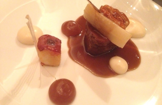 Galleria fotograficaLatte fermentato, Birra Moretti Grand Cru e pera salata
Il primo amuse-bouche &egrave; l&rsquo;embrione di una futura pietanza, nonch&eacute; un gi&agrave; discreto quadro di follia apreana: il latte &egrave; fatto fermentare a 40&deg;C per 4 giorni, la birra ridotta con agar agar e la pera salata, prevalente al gusto, &egrave; il lavoro su due testure (centrifugata e cruda). Partenza lanciataCrocchetta di patata e blu di bufala con ketchup di barbabietola
Gli stecchi reggono una crocchetta di patata &lsquo;classica&rsquo; (ma cotta nel sale, non in acqua), un erborinato a base di bufala (eretico per i campani, che ammettono solo il latte fresco) e in vetta, sotto l&rsquo;erba cipollina, un ketchup di barbabietola fresca rossa (che solo quello chiede una cottura di 7-8 ore, con aceto e zucchero). L&rsquo;acido e il grasso in un boccone, insomma. Cui se ne aggiunge un altro di chips di tapioca e peperoni di Senise (non inquadrate), in cui la tapioca &egrave; cotta come un risottoScampo, animella, patata e levistico
Ingresso recente in carta, conduce il cuoco a vincere le sue paure: "Non sono un amante delle interiora", spiega Aprea, "odio cuori, polmoni e milza". Ma l'animella serve a schiaffegare con armi amare il dolce dello scampo e della patata americana. Il levistico - al doppio volto di coulis e foglie - ci costringe ad aprire il vocabolario: sedano di montagnaQuaglia in petto e coscia, fegato grasso, cavolfiore e caff&egrave;
Una retroiezione ai sentieri d&rsquo;autunno british e pure francesi: la quaglia farcita al fegato grasso, il cavolfiore. E il caff&egrave; che per&ograve; si veste in vinaigrette fatta con olio di semi e aceto di Xeres: acido e amaro. Astenersi i cultori del genere quaglia e foie gras: ancora una settimana e sparisce dalla carta (cos&igrave; com&rsquo;&egrave; sparita da tempo la versione con la castagna al posto del cavolfiore)Il dolce e salato della Caprese
Il cuoco inizi&ograve; ad arrovellarsi nel gennaio 2012. Quattro mesi di spremitura di meningi e finalmente in carta apparve il piatto pi&ugrave; celebre del suo inter-regno milanese: la Caprese con cento virgolette. La sfera mozzarella-like &egrave; zucchero soffiato, un tono dolce che detona l'ortodossia salata: 3 pomodori in conserva (piennolo, datterino, ciliegino e un quarto in stagione, il corbarino), crostini di pane casereccio, filetti di acciughe, pomodori canditi, spuma, mini-bocconcini e neve di mozzarella ad ammantare con cristalli di sale e un giro di pepe un campo che al fondo malcela un'emulsione di basilico. Facile? Ceeerto, chiedete al cuoco quanto ci ha messo solo a trovare la quadra della sfera. GoduriaUovo, patata, bagoss e tartufo
Sfere di vetro borosilicato (in pratica, mantiene le temperature) double wall chiudono un uovo di quaglia cotto in bassa, crostini di pane, una vellutata di bagoss dei Guffanti, sifonata di patata di Avezzano e scaglie di nero umbro. Quand'era a Napoli, Aprea usava il caciocavallo podolico 36 mesi. Ma quass&ugrave; siamo al Vun e quindi viva il bagossRiso carnaroli, peperoni di Senise, trippa di baccal&agrave;, aglio e origano
Difficile trovare un napoletano/campano cotto di risotto: con questo piatto, Aprea riproduce lo schema amaro/dolce/grasso/selvatico che al Comandante di Napoli metteva in scena col risotto zucca, caff&egrave; e quaglia. E' il primo step di un piatto che trover&agrave; compiutezza nell'imminiente carta primaverileSpaghetto di Gragnano in bianco di pummarola, acciughe e basilico
Ritroviamo qui un espediente heinzbeckiano, che a Identit&agrave; London qualche anno fa, per non scontentare bianchisti e rossisti degli spaghetti alle vongole, cosse gli spaghetti in acqua di pomodoro. Aprea mette gli spaghi met&agrave; tempo in acqua e met&agrave; in acqua di pomodoro, "ottenuta mettendoli a frullare e filtrare tutta una notte". Il piedistallo dell'avvoltolamento &egrave; il verde del basilico. Sopra, pomodori canditi. La pummarola non d&agrave; colore ma arriva al naso col piatto distante anche un metro. Pronto a primaveraTortello con coda di bue, radice di soncino, funghi pioppini e senape
Qui ci si sintonizza su frequenze romane: la vaccinara, "che in verit&agrave;", precisa Aprea, "&egrave; come la genovese dei napoletani ma con meno cipolla". Geoconfusi? Tranquilli, l'amaro della radice di soncino e il piccante leggero della senape riassettano sulle giuste coordinate palataliScorfano, scarole, olive nere e acquapazza
Mancano le pantofole e per il cuoco &egrave; come tornare a casa. Spaventevole per applicazione, la tecnica che sta dietro al togo&nbsp;(stesso nome dello snack pop) di olive nere in cima al piatto, una componente tutto sommato marginale del piatto: chiude una purea di olive nere paraffinata, stesa su un silpat e seccata per 4 ore, cotta in forno, essiccata a 60&deg;C e farcita con farcia di ricotta. "Son partito dal concetto delle lingue di gatto". Per arrivare lontano