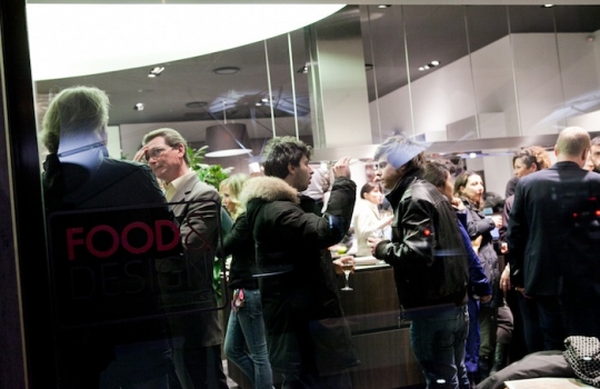 Galleria fotograficaCoda fuori dallo showroom Agape, via Statuto 12, per il piatto di Andrea BertonIl piatto di Berton:&nbsp;Focaccia di Recco con controfiletto di manzo crudo e composta di pomodoro piccanteAndrea BertonArclinea, corso Monforte 28: si preparano i fratelli&nbsp;Christian e Manuel Costardi, cuochi del ristorante Cinzia di VercelliL'imbuto di metallo per infilare il risotto nel barattolo warholiano. Alle spalle di Christian Costardi, Giulia Corradetti di Magenta BureauCostardi&rsquo;s tomato rice (omaggio a Andy Warhol)Manuel e ChristianLa gente gode