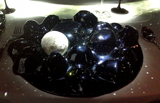 Galleria fotografica






Le prove generali








Prove del primo atto: al centro, il Bonsai di pica-pica


















Comincia la nostra esperienza: occhio all'indirizzo del centro Arts Santa Monica








Fuori staziona il van di Girona con tutto il nécessaire commestibile








Dentro, la targa coi ringraziamenti a tutti coloro che hanno lavorato al progetto








Per arrivare al set dell'opera si attraversa una mostra che proietta in oblò teaser coi motivi anticipatori di quel che troveremo dentro








Un altro teaser








Il set prima delle trasmissioni













Si parte








Una spirale ci introduce al viaggio








Al centro del tavolo, nascosto tra bonsai (un classico rochiano), pica-pica di bon bon rappresentativi di vari paesi: cevice peruviano, guacamole messicano, cous-cous marocchino...








Commensali spiazzati





