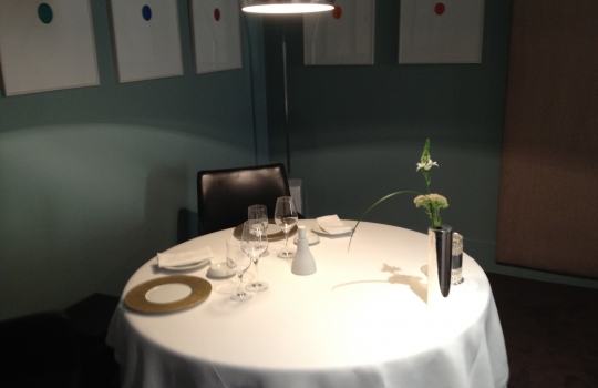 Galleria fotografica






Il nuovo ingresso dell'Osteria Francescana, via Stella 22













La cantina (con una parte) dei vini della Francescana: Bottura affetta per gli ospiti








Davide Di Fabio tra gli spazi della nuova cucina


















Franco Aliberti, tornato dal salato al dolce








Massimo Bottura e Takahiko Kondo "sparecchiano" fuori dalla cucina, ingresso nell'adiacente via delle Rose








21








Anguille pronte a partire dalla cucina





