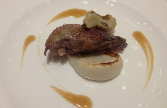 Galleria fotografica






L'ingresso di Palazzo Parigi








Carlo Cracco e il sommelier milanese Matteo Ghiringhelli. In serata berremo bollicine Giulio Ferrari, Malvasia Istriana di Vie di Romans e una mirabile Barbera 2001 di Vigneti Massa. 720 le referenze in carta inserite da Ghiringhelli: 60% italiane, 30% Francia, 10% resto del mondo








Carlo Cracco (in fasci di beatitudine per colpa del pessimo fotografo) con un ragazzo della brigata di Palazzo Parigi. L'executive è Diego Giglio, una lunga militanza in via Victor Hugo al fianco di CC e del corregionale piemontese Matteo Baronetto: "Da Matteo ci divide solo la fede calcistica", scherza Giglio, nato a Carmagnola, "juventino io, granata lui"








Quattro dei tavoli in sala, tutti in posizione angolare, sfoggiano questi divani perfetti per cene chick to chick








Alle pareti specchiere, stucchi e arazzi di pregio. Si nota un camino








Sfavillanti lampadari in vetro di Murano








Cozze e salsiccia, pronti via e subito due simboli cracchiani nel medesimo piatto. Il fondo è ghiacciato, incommestibile








Uovo di quaglia all'alpestre, uovo crudo e crunchiness balsamica








Sfilacci di burrata, pomodoro confit, salsa di crostacei e semi di passion fruit. Molto gustoso








Gamberi di Santa Margherita (carnosissimi) profumati alla melissa, fagiolini e lamponi








Risotto pomodoro, capperi, olive e maggiorana. Il pomodoro non balza alla vista ma al palato, con una prevaricante acidità 








Ravioli(ni) di patè di carne e colatura di alici. Terra e mare che ultramaturano. Un piatto prepotente, a sorpresa servito freddo








Orata, sedano e mela verde. Il guazzetto è servito a parte (vedi lo shot sullo sfondo)





