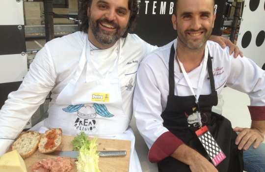 Galleria fotograficaFabio Pisani di Aimo e Nadia e il suo partner della rassegna, Davide Longoni del panificio LongoniPer Pisani e Longoni, un'apprezzatissima Rosetta di Petra con cicerchie, ciocriette selvatiche e ricotta marzoticaMarco Valletta dell'Accademia del pane e Maria Grazia Attolini della Dolcetteria di Rimini. Per loro Tondo morbido di glutin&ograve; all'origano con polpa di trota del Sile e zucchine marinate all'agretto&nbsp;(foto Sarah Scaparone)Aurora Mazzucchelli del ristorante Marconi di Sasso Marconi (Bologna) era in coppia con Massimo Vitali del panificio Vitali di Cesenatico (Forl&igrave;-Cesena)Per loro anche un insolito tocco di cioccolato tra due fette di Ciabattina di Petra con fiocchi di germe di grano, ripiene anche di formaggio ragusano, origano sicliano e olive fresche. Rievocazione di memorie d'infanzia per la MazzucchelliSimone Padoan de I Tigli di San Bonifacio (Verona) era in tandem con Pietro Freddi dell'omonima forneria di Casto (Brescia)Per loro, un Tondo morbido di Petra con farina di piselli germinati con tonno, ruchetta, cipolla in carpione, alga nori e yogurt alla senape. Un hot dog di tonno, insomma, quello di Padoan/Freddi, giocato sul concetto di "maiale del mare"