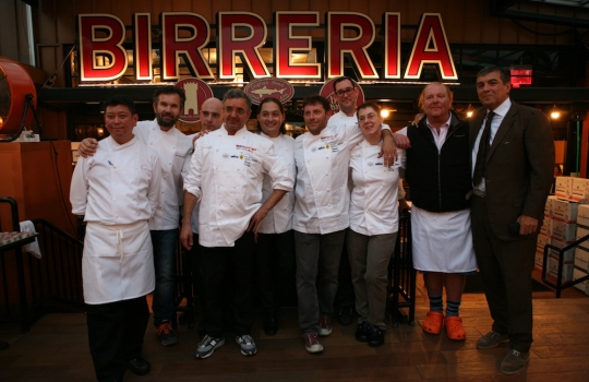 Galleria fotografica






Giuseppe Rambaldi del Combal.Zero, in sostituzione dello chef Davide Scabin, Mario Batali, Babbo e tanto altro a New York e Cesare Battisti, Ratanà a Milano








Ravioli gamberi e basilico con burro e zucca di Mario Batali








Penne con crema di peperoni di Cesare Battisti








Riccardo Felicetti e Pavia Rosati








Mario Batali e Alex Pilas, responsabile delle cucine di Eataly New York








Moreno Cedroni, ristorante Madonnina del Pescatore di Senigallia (Ancona) e Dave Pasternack, Esca a New York City








Baccalà e lepre in salsa di lamponi di Moreno Cedroni








Crudo con mele e rape di Dave Pasternack








Alessandra Rotondi, Moreno Cedroni e il suo sous chef Luca Abbadir








Berlucchi nei calici





