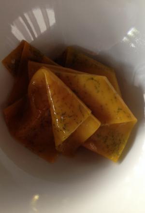 Galleria fotograficaCiocofoie
Un guscio di cioccolato 70% racchiude il ripieno di foie gras mi-cuit con qualche goccia di aceto balsamico tradizionale. Giusto per scaldare il motore
Alghe del nostro orto
Piatto border line, che gioca con una delle tecniche preferite dallo chef, quella della liofilizzazione e reidratazione, ne ha parlato anche a Identit&agrave; d&rsquo;Acqua, all&rsquo;interno dell&rsquo;ultima Identit&agrave; Milano. L&rsquo;insalata romana dell&rsquo;orto Zappatori viene prima liofilizzata e poi reidratata con succo d&rsquo;arancia, che le conferisce i muscoli agrumati necessari per reggere l&rsquo;impatto con una polvere di ostrica, gambero rosso e scampo.   Mica per tutti
Nuvola di barbabietola e toma Blu Cozie
Sbagliata sarebbe l&rsquo;impressione di un Milone-solo-uppercut. Dimostra invece un&rsquo;eleganza che pare essergli naturale (e pervade tutto il menu degustazione) con quest&rsquo;eterea meringa, lieve e friabilissima, texture davvero sorprendente che si sfalda appena al contatto della saliva rivelando le proprie dolci note vegetali. Deve per&ograve; fare i conti non solo con lo shiso, piacevole complemento, ma con un potente, delizioso blu che la prevarica. Il nostro pensiero &egrave; stato: si potrebbe cercare un abbinamento pi&ugrave; soave&hellip;
Aperitivo anni 80
Noccioline e crodino. Per&ograve; il secondo &egrave; passato per gli anni Duemila e ha conosciuto il pacojet, insomma gli Ottanta della Milano da bere sono da gustare ora al/col cucchiaio. Domina l&rsquo;amaro, sia metaforicamente (nel ricordo del bel tempo andato) che al palato
Pomodoro in conserva
Ancora liofilizzazione-reidratazione, con questo sherry che riceve un&rsquo;iniezione aromatica e poi viene bagnato al tavolo con un brodo vegetale. La puntura al pomodoro l&rsquo;abbiamo gi&agrave; vista (da Josean Alija ad esempio, indimenticabile, o da Eneko Atxa), qui il plus &egrave; la scelta del &ldquo;ripieno&rdquo;: lampone. Insomma: forti note dolci e acide, cui il brodo fa da contrappunto
Gambero rosso e te nero
Suadenze pi&ugrave; classiche per questi gamberi rossi battuti con erbe (basilico, timo limone, cedrina&hellip;), che diventano bonbon nappati con un gel di t&egrave; nero affumicatoCozze al nero
Piatto bellissimo e pure buonissimo, in realt&agrave; con richiami molto tradizionali (le classiche cozze irrorate con succo di limone). Qui sono farcite con un&rsquo;acqua ottenuta dalle stesse cozze e dalle nobili ostriche, poi gelatinata. La parte gradevolmente agrumata sporca il piatto, nell&rsquo;incontro tra salsa al lime e nero di seppiaVicciola cruda brasata al vino rosso
Godimento puro, il merito del quale va condiviso da Milone con la macelleria Pino di Torino, dove hanno &ldquo;inventato&rdquo; la vicciola, ossia una fassona cresciuta a nocciole (la sua alimentazione &egrave; composta da mais, crusca, fieno e nocciole, appunto). Unico allevamento, l&rsquo;azienda agricola di Giovanni Rossetti ed esclusivamente per la suddetta macelleria di via Cibrario, rese molto inferiori come quantit&agrave; ma tutto a vantaggio di una qualit&agrave; stupefacente. La carne ha un gusto dolce e delicato, prende consistenza morbida dovuta alla sua fibra oleosa. Milone la impiega come fosse una cruda all&rsquo;Albese, abbinandole un&rsquo;altra preparazione cult del suo Piemonte, il brasato, in realt&agrave; il fondo liofilizzato e poi polverizzato. Completa il superlativo piatto uno scalogno cotto nel microonde e poi bruciato in padellaLumache sambuco e birra
Altro piatto stellare, sorta di evoluzione della ricetta (Le lumache e la birra) con la quale Milone ha vinto il Premio Birra Moretti Grand Cru 2012. Le lumache, bottino di caccia di una notte nei boschi del Pinerolese, sono fritte dopo essere passate nella fecola di patata. Prima ancora erano state cotte in un brodo composto da succo di porro e birra, al 50% ciascuno, che viene poi ridotto con la farina di tapioca per farne una salsa di accompagnamento. Nel piatto si trova anche una schiuma ottenuta con aceto di vino rosso aromatizzato al sambuco e, specularmente, i fiori di sambuco messi sotto aceto, che puliscono e conferiscono acidit&agrave;. Armonia gustativa complessa, completa
Colombo, verdure, caffe e nocciola
A casa Zappatori si allevano i colombi, che poi finiscono sotto le nostre ganasce in due cotture: il petto &egrave; appena scottato, il filetto viene marinato nell&rsquo;olio di nocciola Pariani. Completano cipollotti e carote fermentati con tecnica redzepiana: sotto sale e cotti sottovuoto a 20&deg; per 48 ore, inacidiscono il giusto
