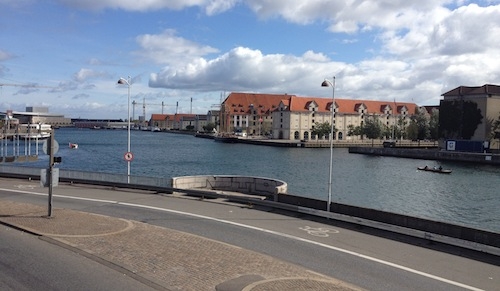 Galleria fotografica






In cammino verso il Noma. Il ristorante è al piano terra del palazzone più a sinistra. Per arrivarci dalla popolare insenatura di Nyhavn (il punto da cui è scattata la foto), occorre fare un bel giro. Ma si notano i lavori per la costruzione di un ponte. Che condurrà dritto all'insegna





