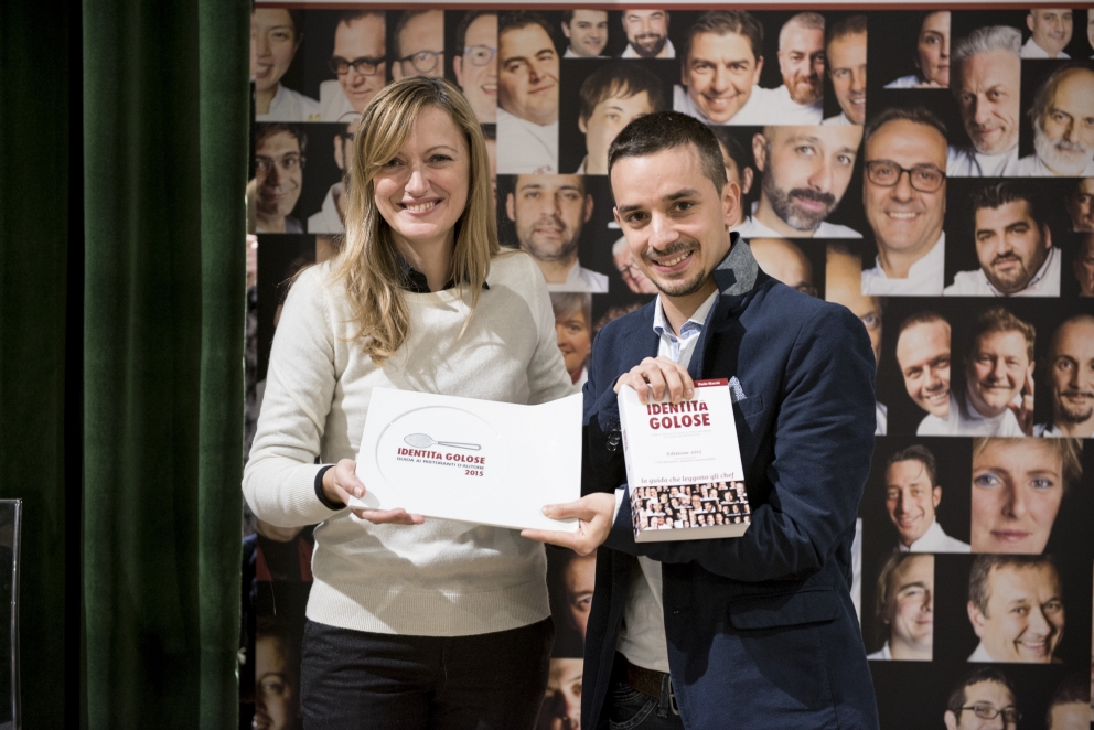 Galleria fotograficaEataly Smeraldo di Milano gremito per la presentazione della guida Identit&agrave; Golose 2015.Sul palco che spesso ospita concerti è di scena questa volta Paolo Marchi, fondatore e curatore della guida. Con lui anche Claudio Ceroni di Magenta Bureau, il braccio operativo di IG.Un'altra immagine, dall'alto......e via all'evento. Claudio Ceroni, al centro, invita sul palco il "padrone di casa" Oscar Farinetti. Coi due anche la presentatrice della serata, Tarsia Trevisan.Poi è la volta di Paolo Marchi, qui con Stefano Peccatori, direttore generale libri di Mondadori Electa, che edita la guida per il secondo anno consecutivo.Partono le premiazioni. Il primo a salire sul palco &egrave; Fabrizio Ferrari, chef de Al Porticciolo 84 di Lecco, a lui va il "Birra in cucina", premio Birra Moretti. Glielo consegna Alfredo Pratolongo, Direzione comunicazione e affari istituzionali di Heineken Italia.Sono tre i premiati, invece, da Ruinart (per mano del senior brand manager, Riccardo Caliceti, sulla destra) per la Migliore carta dei vini e dei distillati: Walter Meccia, Edoardo Boncinelli e Gabriele Fedeli, de Il Palagio, ristorante del Four Seasons di Firenze.&nbsp;Grandi applausi per il Migliore sommelier. Che &egrave; una donna, la giovane Elisa Bellavia del Cinzia - Da Christian e Manuel&nbsp;di Vercelli. A premiarla &egrave; Carlo Bianchi, Area manager NordOvest di Cavit.Il premio Ebnt va al Miglior ma&icirc;tre, in questo caso Maniel Miliccia, sorridente sulla destra: lavora al Piazza Duomo di Alba (Cn). A consegnargli il riconoscimento &egrave; Alfredo Zini, presidente dell'Ente bilaterale nazionale turismo.Piero Gabrieli, direttore marketing di Molino Quaglia, consegna poi il premio Petra-Molino Quaglia per il Miglior cestino del pane a Monica Magnini, del ristorante Guido da Costigliole di Santo Stefano Belbo (Cn).