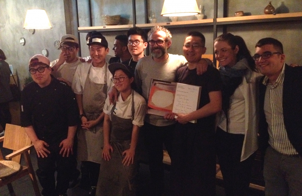 Galleria fotografica






Panoramica dal 32mo piano del Lotte Hotel di Seul. La capitale della Corea del Sud (che i locali pronunciano "sol"), con 10 milioni di abitanti (25 considerando tutta la proncia di Gyeonggi) è tra le città più popolose al mondo








Sfigurata nel Novecento dai Giapponesi (prima parte del secolo) e dalla guerra di Corea (1950-1953), oggi Seul ha un aspetto moderno, piuttosto occidentale








Con decine di milioni di turisti all'anno, Seul è tra le 10 città più visitate al mondo. Nella foto, una delle attrazioni più viste in città: il Dongdaemun Design Plaza, progettato da Zaha Adid e Samoo e completato nel marzo del 2014
 








A passeggio per il quartiere di Myeongdong, molto frequentato anche per l’alta concentrazione di ristoranti








Il viaggio era cominciato bene: tra le opzioni commestibili sui voli di Korean Air c’è proprio una squisita Bibimpap, con tanto di foglietto illustrativo








Bancarelle all’ingresso del mercato Namdaemun, tra i più popolari di Seul. Chiunque può andare e comprare; non occorrono licenze








Namdaemun, trippa a mollo








L’affitto di una bancarella al Namdaemun costa circa 2.000 dollari americani al mese, ma consente un ricavo medio mensile di almeno il doppio








Cozze giganti, molto popolari sulle tavole coreane








I mercati sono sterminati, molto puliti e per nulla caotici








All’interno del mercato, c’è anche un ristorante molto spartano e molto buono. Serve di tutto: hoe (pesce crudo), kimchi (verdure fermentate), guk tang (zuppe), bibimpap…








Baek kimchi: cavolo stufato con rape bianche, pere, prezzemolo coreano. Talvolta è servito anche con le castagne








Scodella di Bibimbap








Uova di quaglia bollite, aglio e edamame








A chiusura del pasto, ecco una bella zuppa fumante (erano le 8 del mattino)








Zuppa di alghe e merluzzo








Mingles, sulla Cheongdam-dong nel quartiere di Gangnam-gu, è l’indirizzo più interessante di cucina coreana contemporanea. L’ha aperto poco più di un anno fa Mingoo Kang, tornato a casa dopo esperienze da Martin Berasategui e da Nobu Bahamas








Mingoo Kang propone un solo menu degustazione da 88.000 won (circa 70 euro). Ognuno dei piatti contiene sempre un elemento fermentato








Mingles esprime un approccio creativo fondato però sulle salse fermentate, pilastro della cucina coreana tradizionale: cho (aceto), gan-jang (salsa di soia), gochu-jang (pasta molto piccante di peperoni rossi, fagioli di soia bolliti e sale), doen-jang (pasta di fagioli di soia), erbe e spezie








Composizione iniziale di amuse bouche. Da sinistra a destra: Polpo, foglia di senape e pasta di aioli fermentata; Gelatina di bacche omija, zuppetta di asparagi bianchi, mirtilli e spuma di aceto nero e Pera arrotolata nella sogliola (salsa di gochu jang marinata nello yuzu), uva e peperoncino








Sandwich di fegato di rana pescatrice in sfoglia di miele su chip di funghi








Insalata di noodle di riso con senape coreana, spuma di tofu, alghe marinate, abalone e aragosta








Torchon di foie gras marinato nel doen jang (pasta di fagioli di soia), vino di prugne dorate corane e kimchi bianco








Branzino al vapore con calamari mignon brasati in cima e alga combu, brodo di alghe, granchio e kimchi bianco








Cracker di alghe e tapioca con polvere di tartufo, uova di salmone, melanzana e purea di mango








Noodle di umami (capelli d’angelo, pasta di alghe e inchiostro di seppia), brodo di pollo e pesce, spuma di lemongrass, ricci di mare, ostriche fritte e gambero








Per dessert, Crème brulee di jang tro, pican di gan-jang, gochu-jang, gelato alla vaniglia e spuma di whisky





