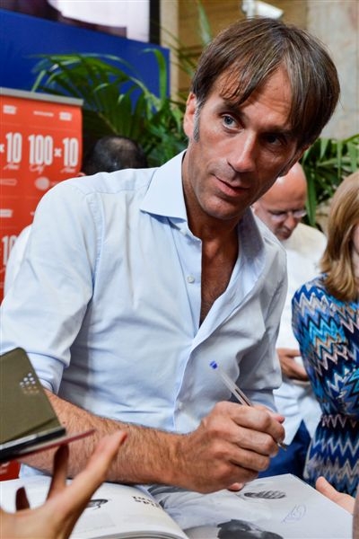 Galleria fotograficaLa presentazione di "100 chef x 10 anni": il microfono a Claudio Ceroni, patron MAGENTAbureauPaolo Marchi con Massimo BotturaGli chef affacciati alla balconata della Stazione Centrale di MilanoIl saluto degli chefSpazio agli autori e ai curatori di "100 chef x 10 anni": Giulia Corradetti, Annalisa Cavaleri, Carlo Passera. Con loro, Claudio Ceroni e Paolo MarchiLuciano Monosilio, Luca De Santi, Anthony Genovese, Cesare Battisti, Francesco ApredaClaudio Ceroni intervistatoPaolo Marchi, Massimo Bottura e Stefano Peccatori, direttore generale di Mondadori ElectaAlessandro Negrini, i fratelli Costardi e Davide Scabin