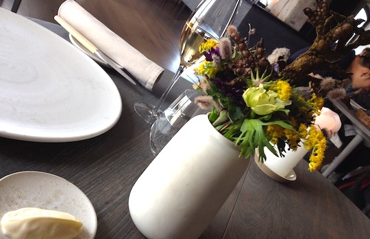 Galleria fotografica






In cammino verso il Noma. Il ristorante è al piano terra del palazzone più a sinistra. Per arrivarci dalla popolare insenatura di Nyhavn (il punto da cui è scattata la foto), occorre fare un bel giro. Ma si notano i lavori per la costruzione di un ponte. Che condurrà dritto all'insegna








Altra prospettiva sul Noma da Nyhavn. Il ristorante galleggia sulla Christianshavn, una delle tante isole artificiali che compongono Copenhagen








Di là del fiume, sulla lunga via che conduce allo spiazzo del Noma








Uno scenario molto tranquillo, di case pastello. Il silenzio è perché vanno tutti in bici













Al massimo si sente rombare qualche scafo








Il vascello davanti al Noma. Oltre a quella danese, sventolano le bandiere di Isole Far Oer e Groenlandia: le loro ambasciate sono nello stesso palazzo del ristorante. Coerenza nordica








Il retro del ristorante. L'80% delle 80 persone che lavorano al Noma viene a lavorare in bici, chef incluso








Dietro al ristorante, un'iscrizione ricorda i passeggeri scomparsi a bordo della danese Hans Hedtoft. Il transatlantico si scontrò il 30 gennaio 1959 contrò un iceberg in Groenlandia. Fu ritrovata solo una cintura di sicurezza
 








L'ingresso del ristorante, al civico 93 di Strandgade








La vista, ingresso alle spalle








Tra l'ingresso e la cucina a vista, spicca un corner di decoro simil-giapponese. A sinistra s'intravede Noma, time and place in Nordic Cuisine, edizioni Phaidon, un testo fondamentale per approfondire tutti i rivoli del Redzepi-mondo. La versione italiana si ordina qui








Una pianta di piccoli agrumi orla la cucina a vista








La porta d'ingresso vista dalla cucina








Le sedie, molto comode, sono anni Sessanta con schienali foderati di pelle di pecora, alcune più morbide di altre








I tavoli sono ampi e senza tovaglie. Attorno prevale il grigio e i colori rustici, sulle travi in legno del soffitto ma anche sulle divise dei ragazzi di sala








La finestra accanto al nostro tavolo





