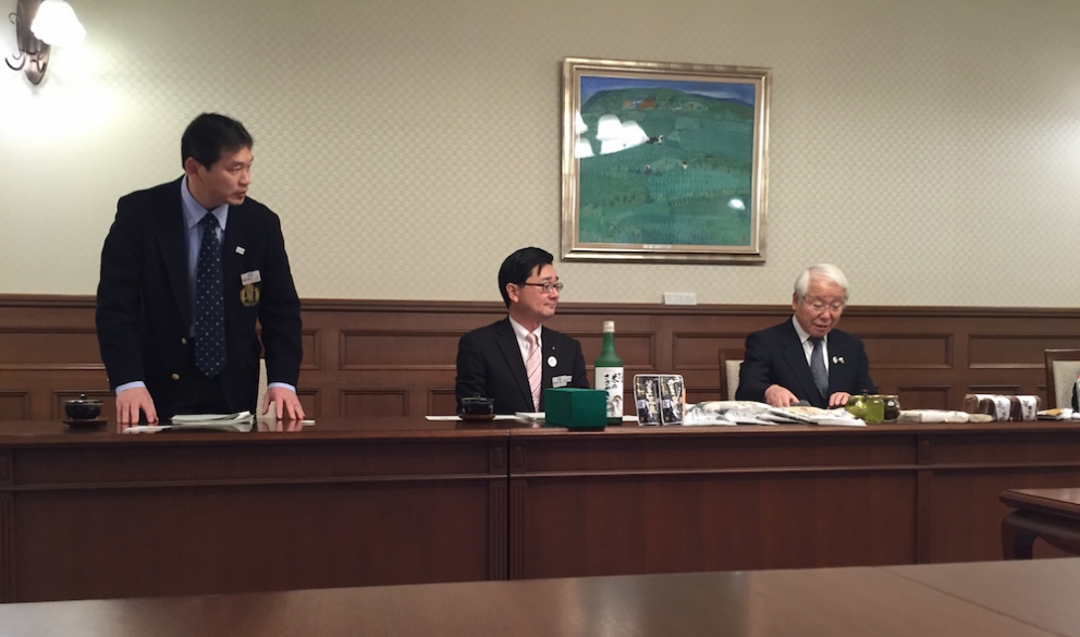 Galleria fotograficaKobe, un milione e mezzo di abitanti, &egrave; la capitale tranquilla della prefettura giapponese di Hyogo, a sua volta inserita nella macro-regione di Kansai, raggiungibile dall&rsquo;aeroporto internazionale di Osaka. Kobe dista da Osaka un&rsquo;oretta di macchina e 23 minuti di Shinkansen, i treni ad alta velocit&agrave; del Giappone. La tratta Kobe-Tokyo, circa 550 chilometri, si percorre in appena 2 ore e mezza
La prefettura di Hyogo - divisa nelle 4 province di Settsu (Kobe), Harima, Tamba e Tajima - unisce due coste: il mare del Giappone e il mare di Seto nel Pacifico a sud. Il suo simbolo &egrave; il castello di Himeji, patrimonio mondiale dell&rsquo;umanit&agrave; Unesco, eretto nel 1601. Tra poche settimane, tutt&rsquo;attorno, cominceranno a fiorire i ciliegi, uno spettacolo molto atteso&nbsp;(foto&nbsp;dronestagr.am)
La fama di Kobe accrebbe nel 1868 quando venne aperto il porto, che oggi dialoga con 500 altri porti di 130 paesi nel mondo. &Egrave; una tappa popolare per le navi da crociera. Kobe &egrave; un centro importante per le industrie pesanti e l&rsquo;acciaio: tra le altre, Kawasaki, Mitsubishi e Toshiba (foto seanews)

&nbsp;
Uno dei poli&nbsp;gastronomici pi&ugrave; vivaci di Kobe &egrave; sotterraneo, nel centro commerciale di Sogo. Decine di isole curatissime, con prodotti gastronomici di ogni genere. In primis, esercizi di patisserie e chocolaterie, una replica perfetta dei modelli francesi
Il pane &egrave; un simbolo importante per la gastronomia di Kobe, per i locali e per gli expat, circa 40mila residenti da tutto il mondo
I macaron, molto popolari nella Kobe bene
Passiamo alle meraviglie della gastronomia giapponese autentica: sempre sotto al centro commerciale Sogo, drappi di tessuto tinti con ideogrammi nascondono gli ingressi di piccole tavole a conduzione familiare, come questo teppanyiaki. Quattro tavoli in tutto, ognuno con piastra, per arroventarsi qualsiasi cosa. Nel nostro caso, soba meshi (noodle fritti con carne) e okonomiyaki, sorta di frittata. Vietato indossare maglioni pregiati
Nel centro di Kobe spunta anche una vivace Chinatown. Sono forti i legami commerciali tra la citt&agrave; giapponese e l&rsquo;isola cinese (con ambizioni irredentiste) di Taiwan
Le relazioni tra Kobe e Taiwan si sono rafforzate anche per un tragico destino comune: le calamit&agrave; naturali. Il terremoto di Kobe del 17 gennaio 1995 provoc&ograve; 6.400 vittime e 40mila feriti, danneggiando oltre 240mila palazzi. Nella foto, la prima sede del ristorante di cucina tradizionale Matsunoya dopo il sisma
Il ristorante Matsunoya &egrave; rinato in una nuova sede. Gli abbiamo dedicato un post
La chiusura del menu kaiseki del Matsunoya: t&egrave; matcha frullato per qualche secondo con canne di bamb&ugrave;, una preparazione molto popolare
