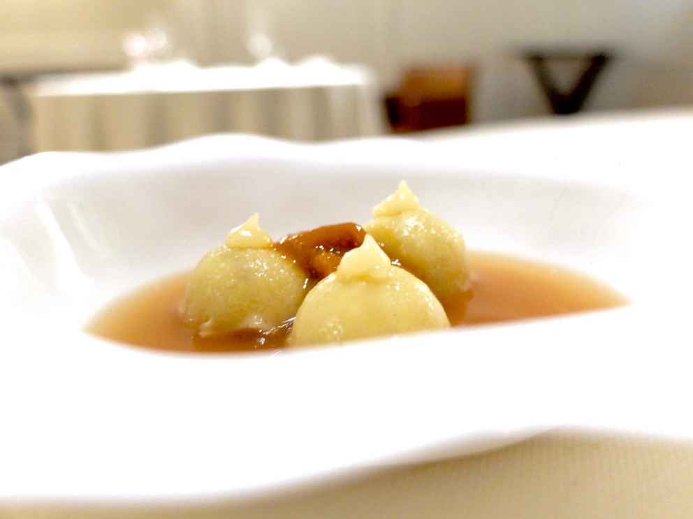 Galleria fotografica






Sulla destra, Spugna di pistacchio salato di Niko Romito (foto Tanio Liotta). Romito sarà relatore a Identità Milano









Pane, burro e alici di Yoji Tokuyoshi (foto Tanio Liotta)









Gli appetizer a base di pollo di Andrea Ribaldone, che sarà relatore a Identità Milano









Canocchie, acqua di pomodoro e verbena essiccata di Gianluca Gorini (foto Tanio Liotta). Gorini sarà relatore a Identità Milano









Yin Yang di gamberi rossi, quinoa allo zenzero e avocado con leche de tigre al mango di Italo Bassi (foto Aromicreativi)









Gambero, olio di semi di fragola e Campari di Riccardo Camanini (foto Brambilla-Serrani). Camanini sarà relatore a Identità Milano









Orto di lumache di Norbert Niederkofler (foto Tanio Liotta). Niederkofler sarà relatore a Identità Milano









Tartare di Fassona all'acqua cotta di porcini di Carlo Porcu (foto Tanio Liotta)









Subioti di farro, ribes, origano cretico, succo di fagiolini e trota salmonata grattugiata di Oliver Piras (foto Tanio Liotta). Piras sarà relatore a Identità Milano









Minestra di mare mischiata potente di Marianna Vitale (foto Carlo Passera)






