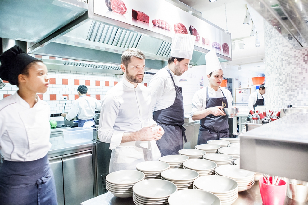 Galleria fotografica






L'ingresso di Eataly Smeraldo a Milano, vestito a festa per il decennale. Il primo Eataly aprì al Lingotto di Torino il 27 gennaio 2007. Milano inaugurò nel marzo 2014









121 i coperti della cena celebrativa milanese, distribuiti al secondo piano









Antonia Klugmann si prepara









Foto di gruppo prima della cena. Si incaricano dell'introduzione della serata, dei cuochi e dei piatti Stefano Murialdo, direttore di Eataly Milano (al centro) e Gabriele Zanatta di Identità Golose (a sinistra)









Bartolini, Tokuyoshi, Berton, Ruggieri e Tassa









Ruggieri, Tassa, Klugmann e Varese











