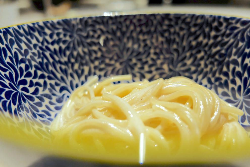 Galleria fotografica






La nostra cena all'Undicesimo Vineria negli scatti di Tanio Liotta. Si parte con il territorio mandato in orbita: Radicchio rosso di Treviso, acidulato di umeboshi, rose e litches









Cialda di fagiolo Mug, rapa rossa e karkadè









Dashi croccante, sedano rapa e alga nori









Cannolo di topinambur ed erba di San Pietro canforata









Tacos di mandorla, carota, lime e coriandolo









Canocchia, wasabi, girasole, kiwi fermentato, crescione e silene









Oxalide, lardo, fragola fermentata, stellina odorosa e karkadè bianco: forti note acide che il lardo rende più morbide









Volpina, nervetti, katsuobushi, sedano di Scozia e sedano di monte: un piatto di altissimo livello









Raviolo di frattaglie di rombo, uova di baccalà affumicato, cervello di vitello: delizioso, il cervello che regala una nota fondente, suadente, dolce









Tortellini di tamarindo, doppia panna e angustura: bellissimo ribaltamento di un piatto della tradizione






