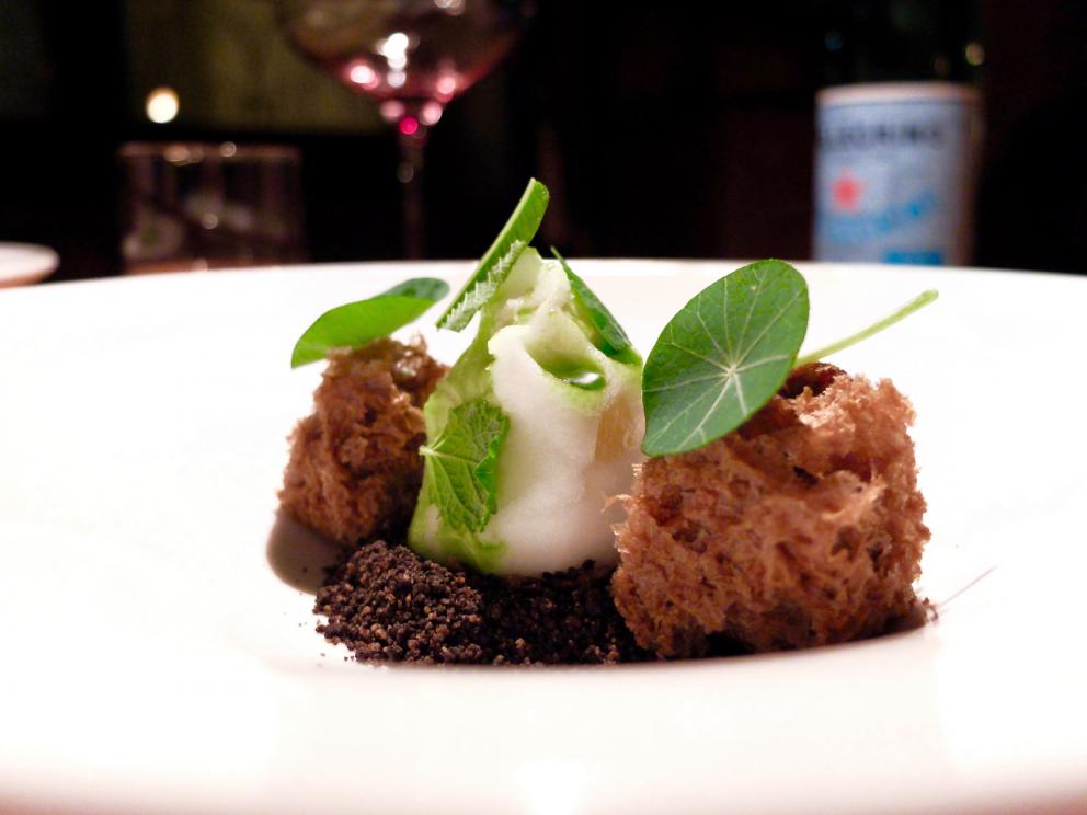 Galleria fotografica






Bellissima cena da Milone negli scatti di Tanio Liotta. Si inizia con un Tris di antipastini all'italiana, l'abbinamento è con una camomilla calda (!). Qui Cocktail in salsa Aurora… 30 anni dopo, ossia il cocktail di gamberi senza gamberi: tapioca, salsa rosa, uova di pesce volante e di trota, lattuga scondita. Gran livello









Sempre dal Tris, il secondo piatto: Insalata di pollo. Si tratta di misticanza all'olio di melissa con fondo di pollo e pelle di pollo croccante. Anche questo buonissimo









Ultimo piatto del Tris, riuscitissimo, sono le Uova ripiene: tuorlo d'uovo marinato a freddo, marshmellow al finocchietto, yogurt di erbette, finocchietto marino, perlage al tartufo









Erbe e fiori del nostro orto, ossia crudo di gamberi rossi, erbe, succo di melone e noci verdi in carpione. Delicatissimo, piacevolissimo









Grandissimo piatto: Triglia cotta in foglie di alloro. La triglia è perfetta, le foglie di alloro si mangiano, sono croccanti e si sposano perfettamente, poi succo di triglia, riduzione di alloro e maionese di mandarino









Calamaro cotto e crudo (la testa marinata nell'olio di cedro, i ciuffetti fritti), sabbia di pane, cedro, rucola al wasabi e maionese di plancton









Davvero deliziosa la Coda di rospo confit, spadellata con burro di cacao, poi friggitelli, pompelmo bruciato, maionese di alloro e caviale di peperoncino. Un piatto dalle note muscolose ma mai eccessive, ricco di aroma









Ci si riavvicina al Piemonte: Lingua di vitello in lenta cottura, salsa all’antipasto piemontese, cuore di pomodoro, peperoni & katsuobushi di tonno. L'abbinamento è con un Crodino al Porto









Riso mantecato al burro e parmigiano, datterini rossi e gialli, acqua di pomodoro, polvere d'oro. Estrema intensità









Si finisce la parte salata del menu, molto intelligentemente, con un classico primo piemontese, ma rivisto: Plin... in brodo, ossia agnolotti, olio del Besucco, Grana Padano 24 mesi, infusione di bollito e funghi coltivati. Ottimi






