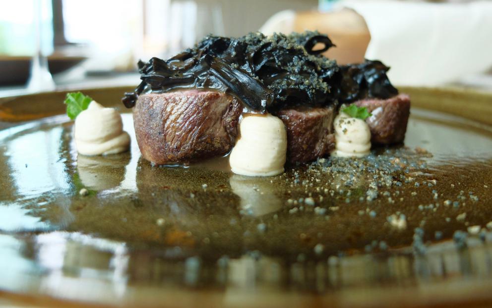 Galleria fotografica






Uomini e donne de La Tana Gourmet quasi al completo: da sinistra Alessandro Dal Degan, il pastry chef Denny Caliaro, Marco Perin, Jacopo Robelli, Giada Mastrotto, Enrico Maglio. Le foto sono di Tanio Liotta









Salsa all'uovo, pecorino e pepe con cracker ai cereali









Chips di patate, carote e amaranto









Cipolla, crème fraîche, ristretto di pollo, crusca, pepe arancio (ossia foglie di Zanthoxylum beecheyanum). Gran piatto









Ricotta, latticello, finferli, crema di gambo di carciofo, foglie e fumo di larice









Lumache stufate nel fieno, crema di erbe di campo, pane al muschio, crema di ginepro, peperone del piquillo









Orzo: terra ed acqua. Ossia orzo mantecato con l'Asiago, fagioli neri (la buccia in mantecatura, il resto in polvere), katsuobushi, lattuga di mare, scampi, limone candito al sale. L'orzo, così risottato, «non scuoce mai»









Pasta, pomodoro ed erbe, ne abbiamo già parlato









Uovo in tegame, 10 erbe, 3 sorprese (coriandolo fermentato, crema di bosco, salsa rustica, «ossia un ketchup nostrano»)









Lingua, carciofo, mirto. Un piatto delizioso, la lingua viene prima cotta per 24 ore, poi piastrata









Anguilla, sugo di capriolo, barbabietola, ibisco e polvere di rose: in una cena di altissimo livello, qui il nostro unico appunto, c'è fin troppa complessità






