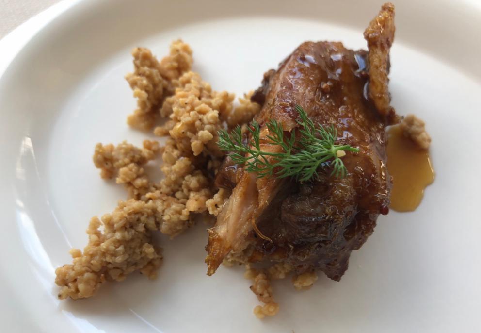 Galleria fotografica






La cena prologo di Pig Calabria è stata preparata al De Gustibus di Palmi. Nella foto Armando e Maurizio Sciarrone, figlio e padre









Padre e figlio della Macelleria Arturo di Campo Calabro (Reggio Calabria) preparano la caddara tradizionale a Villa Rossi. A sobbolire, le frittole, tutti i tagli del maiale









Luca Abbruzzino, chef del ristorante Abbruzzino di Catanzaro, tra Enzo e Renato Ioppolo della Macelleria Fratelli Ioppolo di San Giorgio Morgete (Reggio Calabria), telefono +39.0966.935101









Il motto è noto: del maiale non si butta via nulla









Luciano Monosilio (Pipero, Roma) prepara il su Bao ai piedini di maiale con salsa thai









E intanto fuori la caddara sobbolle









Sulla postazione di Angelo Sabatelli (Angelo Sabatelli, Putignano, Bari), girelle di topinambur e una montagna di ‘nduja









Ruggiero mette a punto la Cotenna soffiata









Costina di maiale glassata col liquido di cottura della frittola, aglio fermentato, puntarelle di Antonio Biafora (Biafora, San Giovanni in Fiore, Cosenza)







