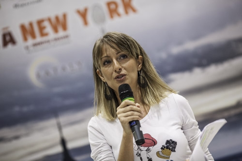 Galleria fotograficaHangar Bicocca, via Chiese 2, Milano. Per la prima volta teatro della presentazione della Guida di Identit&agrave;, &egrave; uno spazio polifunzionale nato nel 2004 dalla riconversione a spazio d&rsquo;arte contemporanea di un ex stabilimento appartenuto alla BredaAperto da gioved&igrave; a domenica, dalle 11 alle 23L'Hangar &egrave; anche HB Kids, programma di attivit&agrave; concepito apposta per i bimbi dai 12 ai 14 anni e le loro famiglie&nbsp;I Sette Palazzi Celesti di Anselm Kiefer, mostra permanente dell'HangarCon le permanenti, anche splendide mostre temporanee come Unidisplay di Carsten Nicolai, a&nbsp;cura di Chiara Bertola e Andrea LissoniSedie in attesa della conferenza di Identit&agrave;Claudio Scavizzi, regista di produzione, Magenta BureauRiunione pre-conferenza: Cinzia Benzi, colonna commerciale di Identit&agrave; Golose e Paolo MarchiAll'accoglienza: Annalisa Bianchi ed Elisa Pella di Magenta BureauClaudio Ceroni, presidente di Magenta Bureau, l'altra met&agrave; di Identit&agrave; GolosePaolo Marchi, l'altra met&agrave; di Identit&agrave; Golose, curatore della GuidaMain sponsorCarlo Cracco, ristorante CraccoOre 10.30, la sala inizia lentamente a riempirsiOre 11, la sala &egrave; gremita. In foto si riconoscono, da sinistra, Lorenzo Cogo, Fabio Pisani,&nbsp;Antonio Santini, Stefania Moroni, Gennaro Esposito, Mario Peqini, Alessandro Negrini