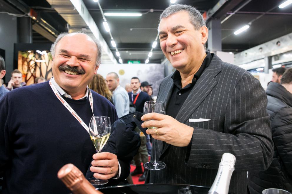 Galleria fotografica






Yannick Alléno davantin allo stand S.Pellegrino "The Experienze Table"









Matteo Lunelli, Oscar Farinetti, Francesco Cerea e, seduti, Josep Roca e Antonio Santini









Francesca Romana Barberini allo stand Petra Molino Quaglia









Massimo Bottura & selfie









Franco Pepe e Carlo Cracco









Fabrizio Ferrari e Nicola Fossaceca allo stand della Fondazione Birra Moretti









Gran folla: là in fondo c'è Pino Cuttaia...









Stand del Consorzio Tutela Grana Padano Dop, con Elisabetta Serraiotto









Paolo Parisi, Simone Rugiati & friends









Elio Sironi alla The Experience Table, che ha servito 800 coperti in tre giorni









Selfie con Viviana Varese e Francesca Romana Barberini



















Paolo Griffa






