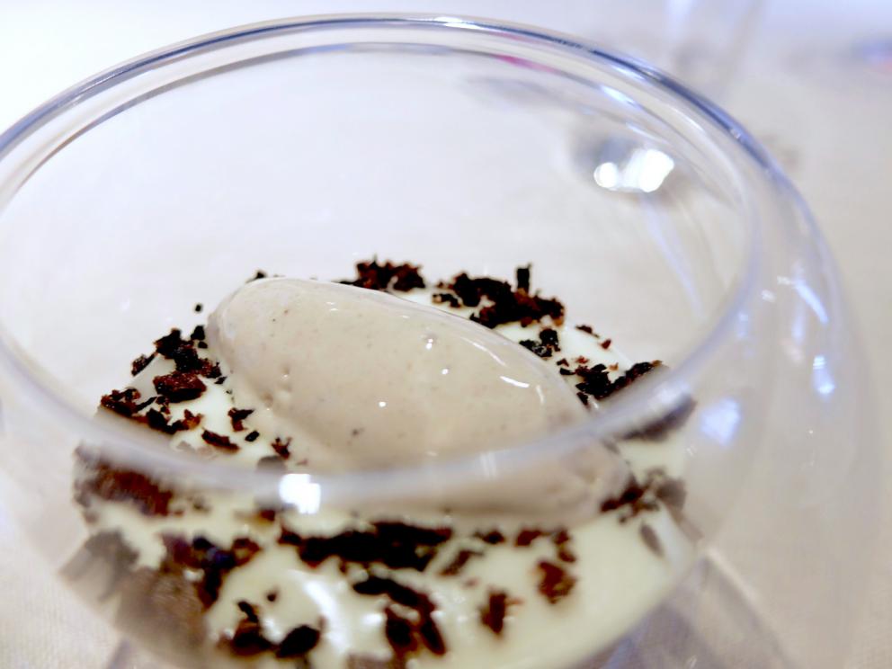 Galleria fotograficaUn pranzo spettacolare grazie a Michela ed Emanuele Scarello. Lo raccontano gli scatti di Tanio Liotta. S'inizia con gli appetizer: Sfera di zucchine trifolate e gel di menta, Cono di insalata russa e farina di ceci, Cialda di fagioli, lenticchie e amaranto e patate di Godia, Spugna di erbe verdi e cipolla fondente, Meringa al formaggio soffiato, Croccante di pistacchi, Grana Padano e caff&eacute;. E ancora: prosciutto crudo San Daniele Dall'Ava, grissini di polenta, ricotta fresca con erba cipollina
Gocce di cipolla con siero di latte, aglio orsino e caviale: piatto insieme delicato e di classe
Parfait di seppia con il suo nero e tuorlo candito al burro. La seppia &egrave; prima cotta a poi tostata, la consistenza perfetta
Solo d&rsquo;alghe,&nbsp;la mia insalata di mare: piatto indimenticabile, &laquo;non ci sono cozze, seppie n&eacute; rucola&raquo;, bens&igrave; sette tipi d'alga e quattro piante alofite, poi panna cotta salata al bergamotto, maionese d'agrumi, yogurt al pompelmo... Quindi acqua di mare, si degusta con un vermuth agricolo Santon aromatizzato al santonego, ossia l'artemisia di Grado. Eccelso, il piatto compie un anno di vita, &laquo;ne dedichiamo ogni anno uno al mare&raquo;
Erbe di campo&nbsp;con tartare di crostacei e brodo d&rsquo;asparagi
Tortelli di carciofo violetto&nbsp;con filetto d&rsquo;agnello, aglio dolce e crema soffice di topinambur
Traduzione della Tradizione:&nbsp;la pasta e fagioli di Scarello, con aglio gentile e aria di Grana Padano
Scarello&nbsp;rielabora&nbsp;cos&igrave;, in modo magistrale, un risotto all'ossobuco, con crema soffice allo zafferano e fondo di stinco
Bon bon&nbsp;di foie gras e polvere di lamponi. La pasta &egrave; fatta con latte e kuzu, un amido che deriva da una pianta d'origine asiatica
La via delle spezie:&nbsp;piccione con caff&egrave;, macis, curcuma, cardamomo e coriandolo. Grandissimo piatto, &laquo;Udine&nbsp;&egrave; sulla via dei cramars, ossia dei mercanti di spezie carnici che da Venezia portavano le loro mercanzie&nbsp;al Nord Europa&raquo;
Foglie di salvia, finocchio, kaffir lime, menta, fiore di loto e nasturzio prima essiccate e poi passate nello zucchero
