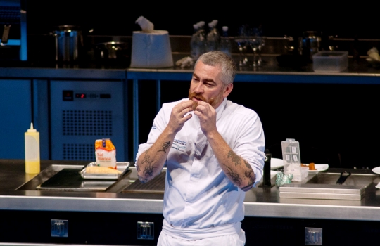 Galleria fotograficaAbigail Mendoza, cuoca del ristorante Tlamanalli di Oaxaca in MessicoAndoni Luis Aduriz, padrone di casa a Gastronomika e cuoco del Mugaritz di Errenteria, Paesi BaschiJuan Mar&igrave; ed Elena Arzak, padre e figlia del ristorante che porta il loro cognome a San Sebastian, Paesi BaschiA destra Rodrigo Oliveira, cuoco del Mocot&ograve; di San Paolo in Brasile, altro protagonista di Identit&agrave; Milano 2012Lo spettacolare lungomare della Concha, nota spiaggia di San SebastianIl brasiliano Claude TroisgrosI pomodori disidratati di Josean Alija, cuoco del Nerua, ristorante che &egrave; parte del Museo Guggenheim di BilbaoIngredienti autoctoni carioca presentati da Roberta Sudbrack, cuoca di RioQuique Dacosta, cuoco del ristorante omonimo di Denia, vicino a Valencia in SpagnaI peperoncini della cuoca Titita Ramirez di Citt&agrave; del Messico