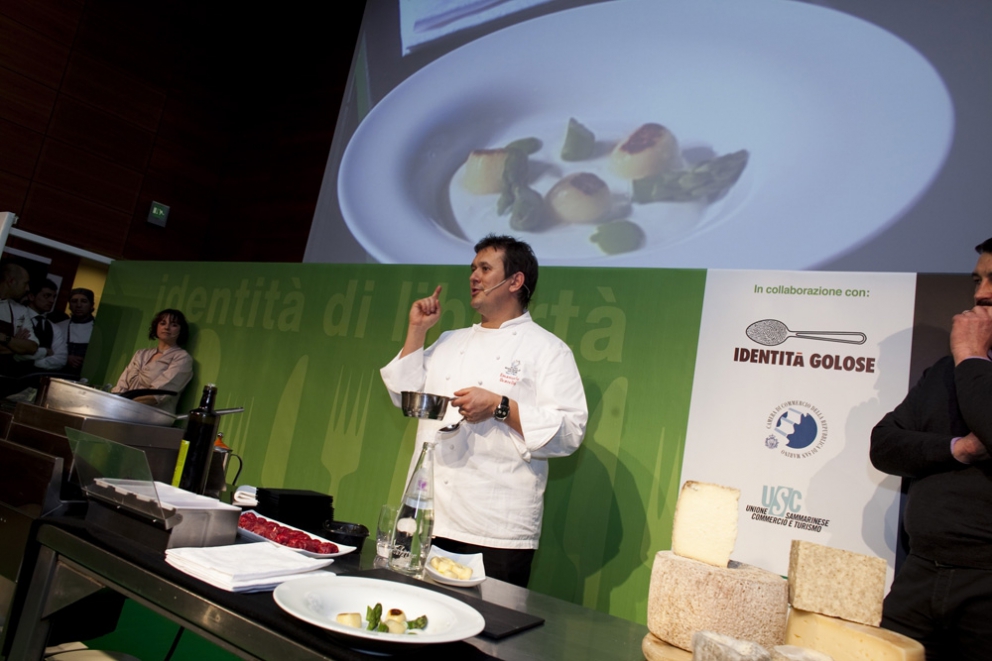 Galleria fotografica






Identità di libertà 2010 - Preparazioni








Identità di libertà 2010 - Il palco








Identità di libertà 2010 - Pietro Zito, chef del ristorante Antichi Sapori a Montegrosso d'Andria (Barletta-Andria-Trani)








Identità di libertà 2010 - Massimo Bottura sul palco








Identità di libertà 2010 - Pietro Leemann, chef del ristorante Joia a Milano





