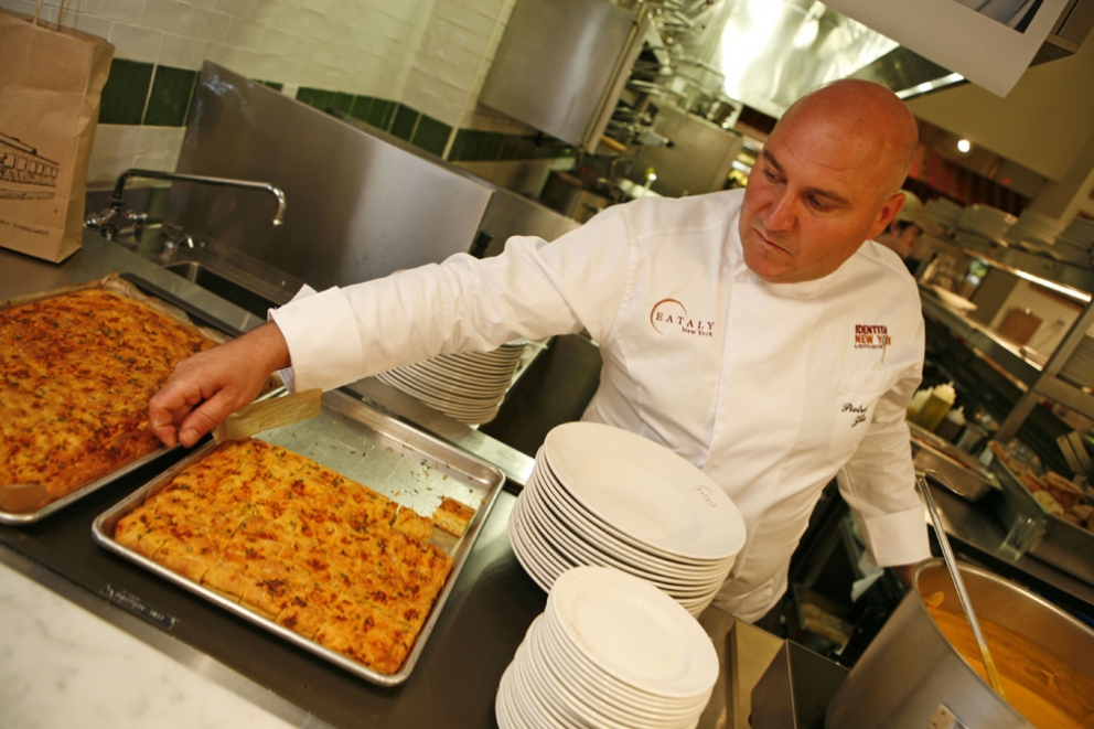 Galleria fotografica






I relatori di Identità New York 2010: da sinistra Gennaro Esposito, Pietro Zito, Emanuele Scarello, Massimo Bottura, Luca Montersino, Cristina Bowerman, Davide Scabin, Moreno Cedroni, Niko Romito, Pino Cuttaia, Ugo Alciati








Lidia Bastianich, Davide Scabin e Paolo Marchi alla conferenza stampa di presentazione Identità New York 2010 nella Piazza di Eataly








Conferenza stampa di presentazione Identità New York 2010 nella Piazza di Eataly








Identità New York 2010








Emanuele Scarello alla conferenza stampa di presentazione Identità New York 2010








Emanuele Scarello e Tatsuya Iwasaki al Corner delle Eccellenze








Luca Montersino alla Pasticceria di Eataly








Il Ristorante del Pesce con Cristina Bowerman e Pino Cuttaia








Gennaro Esposito e Ugo Alciati con gli assitenti di cucina al Ristorante della Pasta





