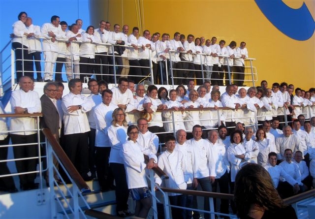 Galleria fotograficaPaolo Masieri, cuoco di&nbsp;Paolo e Barbara a Sanremo e Gianni D&rsquo;Amato&nbsp;del Rigoletto di Reggiolo (Re)A destra, Stefano Ciotti del Vicolo Santa Lucia di Cattolica (Rn)Foto di gruppo dei neostellati (o promossi da 1 a 2 stelle) delle edizioni Michelin Italia 2010 e 2011. In prima fila riconosciamo Cristina Bowerman, Martin Obermazoner, Fabrizio Ferrari. In alto svetta uno scatenato Giancarlo MorelliFabio Spada, ma&icirc;tre del Glass di Roma e Davide Oldani, cuoco del D&rsquo;O di Cornaredo (Mi)Emanuele Scarello (in primo piano) e Moreno Cedroni&nbsp;(sullo sfondo) si preparano alla foto di gruppo. Cedroni ha un doppio motivo per essere felice: il Wall Street Journal oggi infila la Madonnina del Pescatore&nbsp;tra i migliori 10 ristoranti di pesce d&rsquo;Europa. Con l'insegna di Senigallia, altre due italiane nella top 10: Tuccino di Polignano a Mare (Bari) e La Rosetta di RomaQuasi tutto pronto per la foto di gruppo. In bilico, Fabrizia Meroi&nbsp;del Laite di Sappada (Bl)Da sinistra, Accursio Craparo, Aurora Mazzucchelli, Vincenzo Candiano, Norbert Niederkofler e Davide ScabinAl centro, sorridenti, Norbert Niederkofler e Davide ScabinIn primo piano sinistra, Ciccio Sultano&nbsp;(30 chili persi in due anni), Massimiliano Alajmo, Massimo Bottura e Filippo Chiappini Dattilo&ldquo;Cheese&rdquo; sul ponte 13 della Costa Favolosa, colosso dei mari appena varato