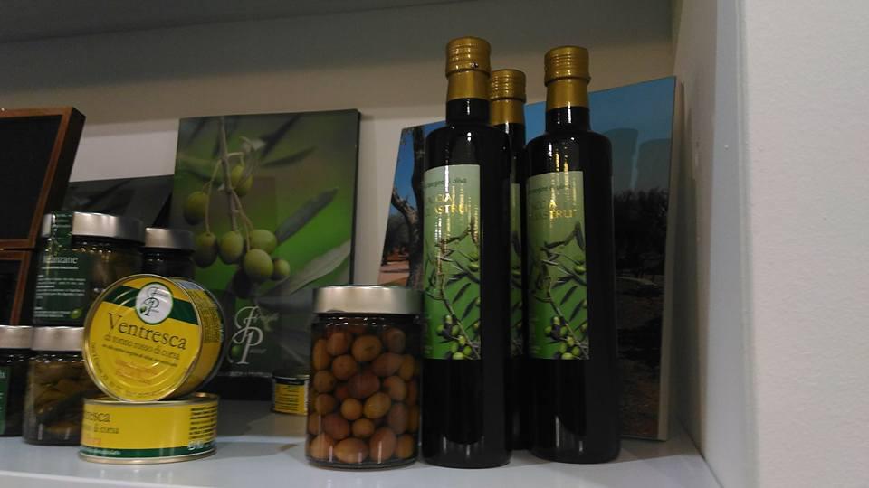 Galleria fotografica






Acetaia Giusti - Il Gran Deposito Aceto Balsamico di Giuseppe Giusti, la più antica azienda produttrice di Aceto Balsamico di Modena fondata nel 1605, ha portato al congresso l’intera Collezione Storica Giusti, una selezione di pregiati aceti balsamici invecchiati fino a 100 anni, assieme a un panettone all’aceto balsamico creato per Acetaia Giusti dall’Antica Pasticceria Muzzi. «Il nostro aceto è sempre in viaggio – ci ha raccontato Claudio Giusti – E' molto interessante vedere come viene utilizzato nelle cucine fusion di tutto il mondo, in Giappone, in Korea e nelle cucine americane e sudamericane». A Identità Golose il Banda Rossa, un aceto balsamico che invecchia in antiche botticelle risalenti al 1600, è stato in assoluto il preferito dagli chef









Agrimontana - Con Agrimontana abbiamo fatto un viaggio tra estetica, ragione e sentimento grazie a diversi appuntamenti con il pastry consultant Emmanuele Forcone che ci ha fatto scoprire forme e strutture in pasticceria; Andrea Tortora, pastry chef, che ha fatto la colomba, preparato la colazione e reinterpretato il pandoro; Diego Crosara, pastry consultant, che ha preparato un Gelato e cioccolato tra dolce e salato; e lo chef Marco Perez che ci ha mostrato un “cibo da favola” in un gioco di molteplici sapori dal gusto unico. Protagonisti i frutti della natura: zenzero candito, amarena chiara, albicocche, pere e olive siciliane candite









Alaska Seafood Marketing Institute (ASMI) - Presenti allo stand di Alaska Seafood i pesci che rappresentano l'eccellenza del gusto, il trionfo della naturalità e, soprattutto, della qualità. Abbiamo scoperto la raffinatezza dei prodotti ittici dell'Alaska: salmone selvaggio, black cod, granchio reale e ikura. Alessio Taffarello, chef di Lile in cucina, ha preparato deliziosi finger food con alcune di queste prelibatezze. Un viaggio meraviglioso dove l'alta qualità della materia prima e la libertà creativa dello chef hanno creato un'esperienza gustativa indimenticabile









Ambasciatori del Gusto - Presenti al congresso anche gli Ambasciatori del Gusto: cuochi, ristoratori, pizzaioli, sommelier, persone di sala, pasticcieri e gelatieri che attraverso il proprio mestiere si sono distinti nella valorizzazione del patrimonio agroalimentare ed enogastronomico italiano. L’associazione Ambasciatori del Gusto è una realtà senza scopo di lucro, espressione dell’eccellenza della ristorazione e della pasticceria italiana









Angelo dello chef - Angelo e Roberta Castellani hanno presentato tutto ciò che può essere utile per uno chef e ristoratore: arredo tavola, forniture complete per cucine professionali, pregiate porcellane, tutto per il finger food, macchinari, specialità alimentari e articoli per la pasticceria









Antica Corte Pallavicina - Come ogni anno i fratelli Spigaroli ci hanno proposto un viaggio di gusto tra i migliori salumi della Bassa Parmense. In primis il mitico culatello di Zibello che ora come 500 anni fa viene prodotto naturalmente, senza conservanti e affinato nelle cantine dell’Antica Corte Pallavicina. La proposta di salumi ha visto inoltre protagonisti il salame gentile, la mariola, il lardo di maiale nero e il “fioccaccio”, assieme a un culatello di Suino Nero di Parma 36 mesi abbinato a un metodo classico della cantina Berlucchi









Artmenu Factory - Con Artmenu Factory abbiamo intrapreso un viaggio all’insegna della qualità e del made in Italy: portamenu e carte dei vini nei materiali più svariati, dall’ecopelle stile canvas all’ecopelle imitazione legno. Lontana da qualsiasi criterio di standardizzazione, l’azienda lavora rigorosamente a mano le proprie realizzazioni coniugando sempre eleganza e funzionalità









Associazione Le Soste - L’associazione Le Soste riunisce ottantacinque tra i migliori ristoranti di cucina italiana nel nostro Paese e nel Mondo. L’idea originaria prese forma nel 1982 durante una cena tra ristoratori amici: alcuni tra i maggiori chef italiani stabilirono di incontrarsi periodicamente per condividere spunti e progetti sull’enogastronomia italiana d’eccellenza e rendere noti ai propri clienti i ristoranti che perseguivano quotidianamente gli ideali di cultura gastronomica, convivialità, accoglienza, cortesia e raffinatezza. Il modello di riferimento furono dal principio le grandi associazioni francesi come Traditions et Qualité e Relais Gourmands. Da allora tanti anni sono passati, ma lo spirito di amicizia tra i diversi soci, nonché il percorso comune teso all’alta qualità, animano ancora oggi i membri Le Soste









Azienda agricola San Pietro a Pettine - L’azienda agricola San Pietro a Pettine è stata presente a Identità Milano 2017 per rappresentare l’Umbria e per raccontare l’eccellenza di un territorio che sta vivendo un momento difficile. Allo stand si sono alternate degustazioni di specialità gastronomiche al tartufo, tra cui il succo di tartufo nero pregiato, ultimo nato in azienda, che ha fatto il suo debutto al congresso









Azienda agricola Valier - Daniele Valier è stato il primo a credere nella valorizzazione della noce verde e ora la sua azienda agricola Valier è la prima e unica a livello nazionale a lavorarla e valorizzarla in ogni sua stagionalità. Allo stand dell’azienda abbiamo conosciuto l’intera linea di prodotti Noce Verde e Noce Secca: farina e pasta di noci, noci sgusciate e olio di noce estratto a freddo dalla spremitura della noce Lara prima qualità









Berlucchi - Berlucchi ha accolto gli ospiti nella sua lounge all black dove, oltre all’assaggio di ’61 Brut, Satèn e Rosè, si sono tenute degustazioni di audaci abbinamenti di salmone Upstream, culatello da maiale nero affinato 36 mesi dell’Antica Corte Pallavicina, con ’61 Nature 2009, Franciacorta non dosato, affinato 5 anni sui lieviti. Cristina Bowerman di Glass Hostaria ha deliziato il pubblico con tre finger in un originale “elogio della purezza”









Bonaventura Maschio - Prime Uve, il prodotto simbolo di Bonaventura Maschio, ha ispirato i cocktail dei bartender in abbinamento alle creazioni di grandi chef. Marco Russo e Wicky Priyan, Flavio Angiolillo e Moreno Cedroni, Mattia Pastori e Marcello Trentini sono stati i protagonisti di “Alambicchi, sorsi e assaggi”, le degustazioni ispirate all’uso versatile di Prime Uve che Bonaventura Maschio ha proposto ogni giorno presso lo stand. Per Prime Uve sono stati anche studiati dei cocktails da Noi di Sala, in particolare da Marco Civitelli e Abdel El Attaoui di Ceresio 7. «Abbiamo raccontato il tema del viaggio con i nostri prodotti e la loro diversità d’origine: alcuni, come la grappa, sono tradizionalmente italiani, altri sono dei gin che parlano un’altra lingua ma noi li abbiamo reinterpretati in chiave tricolore – ci hanno spiegato Anna e Andrea Maschio - I nostri prodotti per la mixology hanno fatto un viaggio che parte dal Messico, dai Caraibi, dall’Inghilterra, dall’Irlanda, per arrivare fino a noi»









Carozzi Formaggi - Shottini di taleggio, limone e Martini, muffin al cioccolato e olive taggiasche accompagnati da primosale, gazpacho e formaggio di capra: Carozzi Formaggi quest’anno ha voluto proprio stupire il pubblico di Identità Golose che ha potuto vivere un viaggio nel mondo del formaggio più raffinato e gustoso. Durante la kermesse, ad accompagnare l’azienda valsassinese c’era lo chef Marco Rossi che con il suo estro ha saputo conquistare i presenti declinando il formaggio in una serie di finger food ricercati. La collaborazione tra Carozzi e lo chef del ristorante Al Rustico di Lambrugo è sfociata nella creazione del libro “Dal mare alla montagna, e ritorno”: uno scrigno composto da una serie di ricette volte a presentare i formaggi Top Level Carozzi sotto diversi punti di vista. I formaggi Carozzi hanno chiuso la tre giorni da protagonisti all’evento Identità di Champagne organizzato da Ruinart









Coltelleria Silvano Collini - Per la prima volta al congresso la Coltelleria Collini ha presentato Ibrà, una nuova linea artigianale e semi-artigianale di coltelleria da chef firmata Silvano Collini. «L’insolita forma a “B” di questi coltelli è un omaggio a Bra, la mia città» ci ha spiegato Silvano Collini, che nei tre giorni di congresso ci ha offerto degustazioni di vini e assaggi di prodotti tipici del territorio delle Langhe e Roero, elaborati e presentati dallo chef Luca Dall'Aglio









Comune di Arenzano – Villa Figoli - La Villa Figoli Des Geneys è la sede per la nuova Accademia di Alta Formazione per l'Hótellerie di Bordo. È la prima scuola in Italia dedicata esclusivamente alla formazione di professionisti dell'hótellerie che lavoreranno sulle navi passeggeri: cuochi, pasticceri, panettieri, animatori, addetti al servizio clienti e altre figure legate all'accoglienza e all'intrattenimento di bordo. L’iniziativa nasce dalla collaborazione tra Regione Liguria, Comune di Arenzano e Fondazione ITS Accademia Italiana Marina Mercantile, che gestisce la scuola con l’obiettivo di promuovere l’eccellenza italiana nel comparto dell’ospitalità di bordo









Consorzio Prugne della California - Il Consorzio delle Prugne della California, realtà che raggruppa 900 coltivatori di susine e 29 confezionatori di prugne che da oltre 150 anni si dedicano alla coltivazione e alla raccolta di questo superalimento di pregio, ci ha fatto scoprire i suoi prodotti con degustazioni giornaliere di prugne, concentrati e puree assieme a brioche e biscotti preparati dallo chef Andrea Valentinetti. Ricche di sostanze nutrienti e considerate estremamente benefiche per la salute e il benessere, le prugne rappresentano il prodotto per eccellenza da tenere anche in cucina. Per questa ragione, sia i cuochi professionisti che quelli meno esperti amano includere le prugne nelle loro creazioni culinarie per sostituire un po’ del burro, dell’olio o dello zucchero nella ricetta









Consorzio tutela Arancia Rossa Igp - Il Consorzio Tutela Arancia Rossa di Sicilia Igp ha proposto una serie di degustazioni dedicate all’arancia rossa, prodotta esclusivamente in Sicilia (a Catania, Enna e Siracusa) grazie alle forti escursioni termiche. Il Consorzio, che conta oggi oltre 600 soci fra produttori e confezionatori per 6.500 ettari di coltivazione certificata, ha l’obiettivo di tutelare, promuovere e valorizzare Tarocco, Moro e Sanguinello che, con le varie cultivar, sono le varietà di arancia rossa previste dal disciplinare di produzione









Contadi Castaldi - Contadi Castaldi ha presentato la sua filosofia aziendale e prodotti di alto livello per quella che l’azienda stessa definisce “una nuova generazione di Franciacorta”: il Soul Satèn, una riserva franciacortina, 100% Chardonnay, affinata 72 mesi sui lieviti per un gusto scattante, fresco e piacevole









Coppini Arte Olearia - L’olio extravergine T.o.p. di Coppini Arte Olearia è stato l’olio ufficiale di Identità Milano 2017, utilizzato per le preparazioni di tutti gli chef durante i tre giorni di congresso. T.o.p. - Tracciabilità Origine Prodotto è un’iniziativa che racchiude e rappresenta l’anima più profonda della Coppini Arte Alearia. Il nucleo del progetto è stato concepito nei primi anni ’80 e ora è un sigillo che contiene l’anima, la filosofia e la storia step by step dell’azienda, dai primi passi fino a oggi. I prodotti di Coppini sono stati esaltati da degustazioni con abbinamenti innovati di Stefano Guizzetti, Terry Giacomello del ristorante stellato Inkiostro e Alfonso Vitelli del ristorante Areadocks









Dissapore-Ifood - Dalla rete al congresso più importante d’Italia: iFood.it e Dissapore.com a Identità Golose 2017 sono stati presenti con più di 20 iFood Social Reporter per raccontare live attraverso i social gli istanti più significativi del congresso, assieme a interviste con gli ospiti e i protagonisti dell’evento al Dissapore Café. «Sono passati cinque anni da quando venni per la prima volta al congresso come blogger, esserci oggi con questo spazio è una grandissima soddisfazione» ci ha raccontato Vatinee Suvimol, responsabile iFood









Divine Creazioni Surgital - Allo stand di Divine Creazioni si sono alternate preparazioni e degustazioni di panciotti con finferli e fontina e spaghetti cacio e pepe della linea Divine Creazioni, assieme alle due ricette realizzate dallo chef stellato Paolo Gramaglia. Novità presentata al congresso i mammoli, delicati e morbidi gnocchi di patata viola della miglior specie: le vitelotte









East Lombardy - Lo stand di East Lombardy ha scandito i tre giorni di congresso a ritmo di colazioni, pranzi e aperitivi preparati dagli chef e dalle aziende protagoniste del grande progetto che vede la Lombardia Orientale Regione Gastronomica Europea 2017. Alla Scuola di Identità Golose, inoltre, è stato ospitato l’evento di lancio di East Lombardy con brindisi a cura del Franciacorta e cooking show con degustazione di Petronilla e Paolo Frosio del Frosio di Almè, Riccardo Camanini del Lido 84 di Gardone Riviera, Sergio Carboni del ristorante Locanda degli Artisti a Cappella De' Picenardi e Vera Caffini dell'Aquila Nigra di Mantova









Eccellenza Ellenica - Eccellenza Ellenica ha riportato al congresso la cooperativa di produttori di zafferano ellenico, krokos kozanis, insieme a un nuovo prodotto, la bottarga trikalinos, e un calendario di attività ricco e goloso con degustazioni di gelati d’autore. Ad aprire le danze allo stand sono state le signore della pasticceria Il Girasole e, a seguire, gli chef Felix Lo Basso, Cesare Grandi, Gaetano Riccio Pesciolini, Fabio Zanetello, Laura Ghezzi, Marcello Trentini, Cesare Battisti, Paolo Paciaroni e Vasiliki Pierrakea









Famiglia Cecchi - Famiglia Cecchi ha presentato tutti i giorni un abbinamento perfetto tra il vino Coevo, flagship aziendale, e i piatti principi della cucina toscana della tradizione. Assieme a Coevo, degustazioni di Primocolle, il Chianti Classico DOCG di Villa Cerna, vino rappresentativo della Famiglia Cecchi, e di Litorale, il Vermentino dell’estate italiana









Federazione Italiana Cuochi - La Federazione Italiana Cuochi, una rete capillare di 114 associazioni italiane ed estere, con i suoi 16mila associati costituisce la rappresentanza sul territorio nazionale dei professionisti e degli allievi della cucina. Presente nei principali saloni culinari del mondo nel circuito della World Association of Cooks Societies (World-Chef), ha un ruolo di primo piano nelle grandi competizioni internazionali attraverso i suoi Team Nazionali (NIC) e la Direzione Continentale dei Paesi de Sud Europa. La Fic ha sempre operato nella formazione e nell’aggiornamento professionale, affrontano ogni problematica legata alla categoria e alle linee di tendenza del settore culinario









Fingerlime - Espositori e visitatori hanno potuto assaggiare l’esplosivo gusto del Fingerlime, innovative perline 100% naturali, in tre diverse varietà appena arrivate dall’Australia, assieme a emulsioni a caldo e a freddo del frutto intero e del frutto candito. Il Fingerlime è un agrume comunemente chiamato “Limone Caviale” o “Caviale di agrumi” perché la polpa è composta da tante vescicole sferiche, cariche di succo, che lo fanno somigliare al caviale. Grazie al suo sapore unico e alla bellezza dei chicchi, viene utilizzato come ingrediente per le preparazioni gastronomiche: dai piatti più semplici ai piatti d’alta ristorazione









Fiorirà un giardino - Fiorirà un giardino è un’azienda italiana che, da più di venti anni, crea e commercializza prodotti in tutto il mondo. Alta qualità e rispetto per l’ambiente sono alla base di questo marchio che produce arredi, tessili, oggetti e profumi d’arredo made in Italy. La raffinata collezione è dedicata a chi desidera distinguersi e possiede un occhio attento alla cura dei dettagli. Fiorirà un giardino è un marchio dove ogni singolo oggetto è disegnato e realizzato con estrema attenzione, allo scopo di creare linee armoniose e immediatamente riconoscibili









Franciacorta - La Franciacorta è la zona vitivinicola per eccellenza nell'area geografica di East Lombardy, il territorio delle province di Bergamo, Brescia, Cremona e Mantova, che quest'anno è l'European Region of Gastronomy. Tutti i giorni di Identità Milano i visitatori hanno potuto degustare le migliori selezioni di bollicine della Franciacorta allo stand di East Lombardy









Frantoio Muraglia - La famiglia Muraglia produce in Puglia olio extravergine d’oliva da 5 generazioni. L’olio è estratto a freddo nel frantoio di famiglia dalle olive coltivate nell’azienda agricola. Alla tradizione e storia che accompagna i prodotti del Frantoio Muraglia, si è associata una forte vocazione e attenzione al packaging dei prodotti. Al congresso ha proposto degustazioni di oli aromatizzati naturali, per un viaggio territoriale e gustativo









Frantoio di Sant’Agata d’Oneglia - Per il Frantoio di Sant’Agata d’Oneglia l’edizione 2017 di Identità Milano è stata speciale: l’azienda ha festeggiato il 190esimo anniversario della fondazione. Dal 1827 la famiglia Mela produce sulle colline dell’entroterra Imperiese, nel frantoio di proprietà. Nella giornata finale del congresso Luca Marchini, chef de L’Erba del Re di Modena e presidente Jre Italia, ha proposto nello stand del frantoio alcuni piatti che hanno visto l’olio protagonista









Frantoio Sommariva - Il Frantoio Sommariva produce da oltre 100 anni olio extravergine d’oliva da olive della varietà Taggiasca, Pignola, Merlina e Colombaia, coltivate nell’azienda agricola di famiglia in Liguria. Nell’azienda, a conduzione biologica dal 1972, si producono inoltre basilico, rucola, carciofi e pomodori che, nel laboratorio di famiglia, sono trasformati in ottimo pesto genovese con basilico Dop, olive in salamoia, varie salse e conserve






