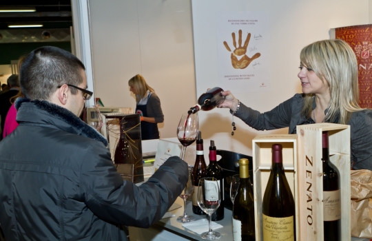 Galleria fotograficaAl centro Davide Oldani del D'O di Cornaredo (Milano) con Oliviero Toscani, fotografo e produttore di vinoGuffanti, storici affinatori di formaggi ad Arona (Novara)Lo spazio espositivo di Acqua Panna e S. Pellegrino. Le illustrazioni sono firmate da Gianluca BiscalchinPastificio dei Campi