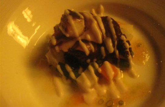 Galleria fotografica






Da sinistra, Federico Zanasi, Luca D’Amora e Moreno Cedroni. Dalle Marche alle Mauritius








A destra, Federico Zanasi con gli altri due chef del Long Beach. Oltre a Sapori e Hasu, diretti dai cuochi italiani, il resort ospita Chopsticks (cucina cinese), Tides (cucina di mare d'impronta francese) e Le Marchè (buffet e colazioni)








Il tunnel sotterraneo del resort. Ai lati, le stanze in cui si prepara la materia prima da spedire ai vari ristoranti di sopra








Pesci oceanici mauriziani. Su tutti dominano gli snapper, red o white, lontani parenti del dentice








I mercati di frutta e verdura mauriziani sono molto ricchi. La pugliese Antonella Ricci e il marito Vinod Sokar, mauriziano, moglie e marito e cuochi del Fornello da Ricci di Ceglie Messapica (Brindisi) consigliano i mercati di Quatre Bornes, Curepipe e Rose Hil. Vi regna il cibo da strada come l'ubiquo dhal puri, pane indiano alle lenticchie, che può essere farcito a piacere








Sapori, insegna di cucina italiana sovrintesa da Cedroni e Zanasi. In carta insalata, pasta, risotti, lasagne e pizza








Federico Zanasi davanti all'ingresso dell'Hasu








Il Carpaccio di cocomero dell'Hasu, il ristorante giapponese del Long Beach, chef Moreno Cedroni. La tecnica di essiccamento del cocomero prende spunto da uno stratagemma di Andoni, cuoco del Mugaritz nei Paesi Baschi (chiediamo venia per la foto pessima)








Ostriche, sorbetto di ostriche e perle di tè Lapsang Souchong. L'isola di Mauritius è piena di questi piccoli molluschi di scoglio, minuscoli ma molto saporiti








Al Long Beach pane e brioches non sono niente male, compito non semplice, considerando la grande umidità. Visto il traffico della clientela, i panificatori sono in perenne movimento





