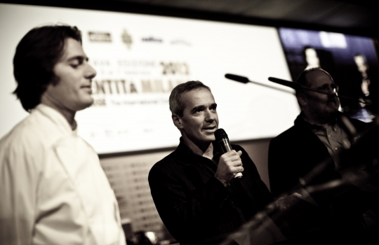 Galleria fotograficaDa sinistra, Massimiliano Alajmo delle Calandre di Rubano (Padova), Corrado Assenza&nbsp;del Caff&egrave; Sicilia di Noto (Siracusa) e Aimo Moroni del Luogo di Aimo e Nadia a MilanoUn sorridente Moreno Cedroni, cuoco della Madonnina del Pescatore di Senigallia (Ancona)A sinistra Paolo Marchi, a destra Claudio Ceroni. I due vertici di Identit&agrave; GoloseRoberto Restelli, a lungo curatore dell'edizione italiana della Guida MichelinLuciana Bianchi, giornalista italo-brasiliana