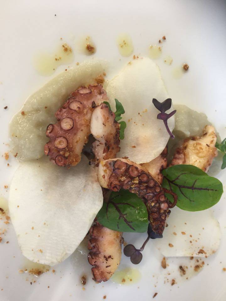 Galleria fotografica






Massimiliano Poggi, Al Cambio, Bologna

Uovo asparagi e parmigiano. Rappresenta la tradizione, non solo bolognese ma italiana. Chiaro che noi, con l'apparato di Altedo, abbiamo una fortuna che non tutte le regioni hanno: l'abbiamo in casa e di qualità assoluta! Riprendo la tradizione e trasformo le consistenze: a essere fritto non è più l'uovo ma la punta degli asparagi; il parmigiano non è più grattato ma viene reso cremoso con aggiunta di brodo di asparagi; aggiungo solo una parte di succo di asparagi crudi perché dà una notevole componente minerale amarognola. Un anticipo di primavera









Alessandro Panichi, Sotto l'Arco, Bologna

Canocchia, radicchio, bottarga e lampone. Dolce, amaro, acido e iodato (foto Bob Noto)









Isa Mazzocchi, La Palta, Borgonovo Valtidone (Piacenza)

Batarò con senape selvatica, pescegatto e pancetta. Una specie di pane schiacciato, con percentuale di polenta, ripieno di salumi piacentini (si serve soprattutto in val tidone). Piacenza in un batarò









Alberto Faccani, Magnolia, Cesenatico (Forlì-Cesena)

Triglia, amaretto, zafferano e limone. La dolcezza e la grassezza della triglia, la nota alcolica del liquore di mandorla, la profondità dello zafferano e l'aspro del limone. Un omaggio all'Italia e al Mediterraneo









Omar Casali, Marè, Cesenatico (Forlì-Cesena)

Bora Nera. Spaghettoni, inchiostro, quinto quarto di seppia, alghe e bergamotto. Materia prima, tecnica e tanto cuore per riportare nel piatto l'affascinante e profondo profumo iodato di una burrascosa giornata sul molo di Cesenatico









Fabrizio Mantovani, Fm con gusto, Faenza (Ravenna)

Patata ratta, lenticchie e caviale. E' una sintesi della mia cucina: una semplice patata con lenticchie, arricchita da un piccolo cucchiaio di caviale. Una crème fraîche allo zafferano e zest di lime. Estetica, istinto e semplicità ragionata









Massimiliano Mascia, San Domenico, Imola (Bologna)

Scampo, goletta e piselli. Amo i colori e i sapori della primavera e mi piace giocare con la contaminazione carne/pesce









Luca Marchini, L'Erba del Re, Modena

Risotto con ostriche, succo di porri, rucola e rabarbaro. E' il frutto della volontà di far coesistere la forza olfattiva del mare, proveniente dalle ostriche adagiate sulla superfice, con la pseudo-dolcezza di un risotto cremoso, la cui cottura viene fatta con un succo di porri grigliati e brasati. Giocano un ruolo di equilibrio la freschezza e asprezza del rabarbaro e il lieve amaro della rucola selvatica









Massimo Bottura, Osteria Francescana, Modena

Sometimes maillard, sometimes partrige... even bollito in civèt sauce. Ovvero, "A volte germano reale, a volte pernice... persino il bollito in salsa civet"









Irina Steccanella e Beppe Palmieri, Panino, Modena

Tortellini SuperPanna. Comprare una grande materia prima per fare un grande tortellino, e restiuire valore e qualità a un piatto della cucina domestica degenerato col tempo









Gianluca Gorini, Le Giare, Montiano (Forlì-Cesena)

Cetriolo, liquore Varnelli e uova di pesce affumicate. Note vegetali che incontrano quelle marine e affumicate per un interpretazione a 360 gradi del cetriolo, dal germoglio al fiore









Riccardo Agostini, Il Piastrino, Pennabilli (Rimini)

Animella d’agnello, latte ed estratto d’alloro. L'idea è quella di proporre un'animella inconsueta, d'agnello, senza nascondere le sue caratteristiche gustative come da tradizione ma esaltandole con il concentrato di latte di pecora per rafforzarne il gust. Vista la componente grassa, ho utilizzato l'alloro per il suo gusto amaro e la sua rinfrescante balsamicità









Terry Giacomello, Inkiostro, Parma

La pasta a modo nostro. Tagliolini tiepidi al bianco d'uovo con crema di parmigiano 36 mesi, rosso d'uovo sbattuto, caviale di tartufo e foglie di timo. E' un albume d'uovo cotto a vapore, steso come la pasta tradizionale, tagliato a mano a tagliolino, contornato da una crema di parmigiano, macchiata con un rosso d'uovo sbattuto e guarnito con foglie di timo e caviale di tartufo









Marco Parizzi, Parizzi, Parma

Consommé di buccia di patate, cipolla bruciata e ostriche con anolini di salmone. Il contrasto tra ingredienti di scarto e ingredienti pregiati, l'apparenza rassicurante di un piatto tipico con gusti completamente stravolti









Carla Aradelli, Riva, Ponte Dell'Olio (Piacenza)

Polpo, radicchio tardivo, crochetta di patate e majonese di rape rosse. Un piatto di semplicità ricercata: polpo e patate (la tradizione) e prodotti di stagione (radicchio tardivo e rapa rossa) creano un gioco di colori, radici e consistenze









Rino Duca, Il Grano di Pepe, Ravarino (Bologna)

Riso alla mandorla, gambero rosso e capperi. In Sicilia storicamente si cucinavano risi e non risotti. Nel mio piatto s'incontrano l'eleganza della mandorla, la sapidità del cappero e la profondità del gambero crudo






