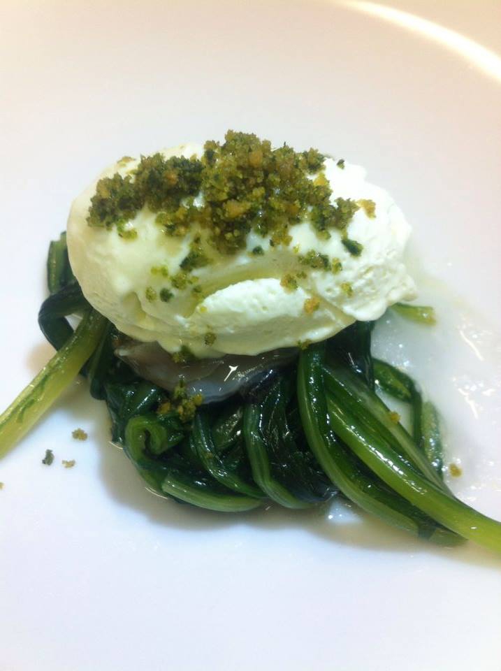 Galleria fotografica






Massimiliano Poggi, Al Cambio, Bologna

Uovo asparagi e parmigiano. Rappresenta la tradizione, non solo bolognese ma italiana. Chiaro che noi, con l'apparato di Altedo, abbiamo una fortuna che non tutte le regioni hanno: l'abbiamo in casa e di qualità assoluta! Riprendo la tradizione e trasformo le consistenze: a essere fritto non è più l'uovo ma la punta degli asparagi; il parmigiano non è più grattato ma viene reso cremoso con aggiunta di brodo di asparagi; aggiungo solo una parte di succo di asparagi crudi perché dà una notevole componente minerale amarognola. Un anticipo di primavera









Alessandro Panichi, Sotto l'Arco, Bologna

Canocchia, radicchio, bottarga e lampone. Dolce, amaro, acido e iodato (foto Bob Noto)









Isa Mazzocchi, La Palta, Borgonovo Valtidone (Piacenza)

Batarò con senape selvatica, pescegatto e pancetta. Una specie di pane schiacciato, con percentuale di polenta, ripieno di salumi piacentini (si serve soprattutto in val tidone). Piacenza in un batarò









Alberto Faccani, Magnolia, Cesenatico (Forlì-Cesena)

Triglia, amaretto, zafferano e limone. La dolcezza e la grassezza della triglia, la nota alcolica del liquore di mandorla, la profondità dello zafferano e l'aspro del limone. Un omaggio all'Italia e al Mediterraneo









Omar Casali, Marè, Cesenatico (Forlì-Cesena)

Bora Nera. Spaghettoni, inchiostro, quinto quarto di seppia, alghe e bergamotto. Materia prima, tecnica e tanto cuore per riportare nel piatto l'affascinante e profondo profumo iodato di una burrascosa giornata sul molo di Cesenatico









Fabrizio Mantovani, Fm con gusto, Faenza (Ravenna)

Patata ratta, lenticchie e caviale. E' una sintesi della mia cucina: una semplice patata con lenticchie, arricchita da un piccolo cucchiaio di caviale. Una crème fraîche allo zafferano e zest di lime. Estetica, istinto e semplicità ragionata









Massimiliano Mascia, San Domenico, Imola (Bologna)

Scampo, goletta e piselli. Amo i colori e i sapori della primavera e mi piace giocare con la contaminazione carne/pesce









Luca Marchini, L'Erba del Re, Modena

Risotto con ostriche, succo di porri, rucola e rabarbaro. E' il frutto della volontà di far coesistere la forza olfattiva del mare, proveniente dalle ostriche adagiate sulla superfice, con la pseudo-dolcezza di un risotto cremoso, la cui cottura viene fatta con un succo di porri grigliati e brasati. Giocano un ruolo di equilibrio la freschezza e asprezza del rabarbaro e il lieve amaro della rucola selvatica









Massimo Bottura, Osteria Francescana, Modena

Sometimes maillard, sometimes partrige... even bollito in civèt sauce. Ovvero, "A volte germano reale, a volte pernice... persino il bollito in salsa civet"









Irina Steccanella e Beppe Palmieri, Panino, Modena

Tortellini SuperPanna. Comprare una grande materia prima per fare un grande tortellino, e restiuire valore e qualità a un piatto della cucina domestica degenerato col tempo









Gianluca Gorini, Le Giare, Montiano (Forlì-Cesena)

Cetriolo, liquore Varnelli e uova di pesce affumicate. Note vegetali che incontrano quelle marine e affumicate per un interpretazione a 360 gradi del cetriolo, dal germoglio al fiore









Riccardo Agostini, Il Piastrino, Pennabilli (Rimini)

Animella d’agnello, latte ed estratto d’alloro. L'idea è quella di proporre un'animella inconsueta, d'agnello, senza nascondere le sue caratteristiche gustative come da tradizione ma esaltandole con il concentrato di latte di pecora per rafforzarne il gust. Vista la componente grassa, ho utilizzato l'alloro per il suo gusto amaro e la sua rinfrescante balsamicità









Terry Giacomello, Inkiostro, Parma

La pasta a modo nostro. Tagliolini tiepidi al bianco d'uovo con crema di parmigiano 36 mesi, rosso d'uovo sbattuto, caviale di tartufo e foglie di timo. E' un albume d'uovo cotto a vapore, steso come la pasta tradizionale, tagliato a mano a tagliolino, contornato da una crema di parmigiano, macchiata con un rosso d'uovo sbattuto e guarnito con foglie di timo e caviale di tartufo









Marco Parizzi, Parizzi, Parma

Consommé di buccia di patate, cipolla bruciata e ostriche con anolini di salmone. Il contrasto tra ingredienti di scarto e ingredienti pregiati, l'apparenza rassicurante di un piatto tipico con gusti completamente stravolti









Carla Aradelli, Riva, Ponte Dell'Olio (Piacenza)

Polpo, radicchio tardivo, crochetta di patate e majonese di rape rosse. Un piatto di semplicità ricercata: polpo e patate (la tradizione) e prodotti di stagione (radicchio tardivo e rapa rossa) creano un gioco di colori, radici e consistenze









Rino Duca, Il Grano di Pepe, Ravarino (Bologna)

Riso alla mandorla, gambero rosso e capperi. In Sicilia storicamente si cucinavano risi e non risotti. Nel mio piatto s'incontrano l'eleganza della mandorla, la sapidità del cappero e la profondità del gambero crudo









Matteo Salbaroli, Osteria L'Acciuga, Ravenna

Polpo arrostito, crema di topinambur e nocciole tostate. L'ho proposto al cenone e ha avuto così successo che lo riproponiamo anche l'inverno. Non solo polipo e patate









Gianni e Fulvia D'Amato, Caffè Arti e Mestieri, Reggiolo (Reggio Emilia)

Il viola della lingua. Lingua salmistrata cotta, spuma di patata viola, cavolo viola in agrodolce, polvere di lamponi disidratati









Gianpaolo Raschi, Guido, Rimini

Pancotto di pesce. Sono le mie origini marinaro-contadine, una lunga tradizione che si fonda sul concetto di recupero. Un tempo della memoria al quale sono profondamente legato e che ripercorro di continuo a bordo della mia Delorean (foto Giorgio Salvatori)









Franco Cimini, Antica Osteria del Mirasole, San Giovanni in Persiceto (Bologna)

Tagliatelle all'antico ragù di cortile. Un'antica ricetta delle campagne bolognesi che prevede l'utilizzo delle parti meno nobili degli animali da cortile (rigaglie), tra le quali creste, durelli, fegatini e ovine embrionali. Si contraddistingue per le diverse consistenze del ragù









Aurora Mazzucchelli, Marconi, Sasso Marconi (Bologna)

Il germano incontra un'acciuga. Il racconto del viaggio della migrazione germano. Lo scontro del mare con la terra e l'incontro del sapido col selvatico









Piergiorgio Parini, Povero Diavolo, Torriana (Parma)

Brasato di narce (anagramma di "carne", anche detto "l'animale che non c'è"). Il piatto rievoca alla vista e al palato l'opulenza e corposità di un brasato pur essendo composto di soli elementi vegetali: la base è un kiwi, glassato con ristretto di verdure, salse fermentate e vino rosso, spolverato con erbe balsamiche (foto Passione Gourmet)









Alberto Degl'Innocenti, Tirabusciò, Bibbiena (Arezzo)

Gnocchetti di pane verna allo scalogno, salsa di ribollita, cubetti di pane croccante al cavolo nero e cialda di Parmigiano. Un classico toscano a modo mio









Fabrizio Girasoli, Butterfly, Capannori (Lucca)

Evoluzione del gambero rosso. Da marinato a fritto, passando per padella e vapore con coincidenze di frutta e verdure, nella nebbia del  mattino. Mi piace mettere in gioco tutti i sensi del commensale, dalle consistenze cotture e sapori diversi per il palato, all'aroma diffuso per l'olfatto. La parte fritta che può essere mangiata con le mani e lo scorrere della tisana versata al momento  che coinvolge vista e udito









Andrea Mattei, Meo Modo a Borgo San Pietro, Chiusdino (Siena)

Fegatini di pollo affumicati, anguilla e ortica. La tradizione dell'entroterra toscano incontra il mare









Gaetano Trovato, Arnolfo, Colle Val D'Elsa (Siena)
Piccione: petto, coscia farcita con il suo fegato, castagne e spezie. Il piatto del cuore che evolve continuamente, dall’inizio negli anni Ottanta, quando si preparava lardellato ripieno di funghi e servito con le cipolle caramellate, fino ad oggi, in veste rinnovata con abbinamenti di stagione in stagione per esaltare il gusto









Peter Brunel, Borgo San Jacopo, Firenze

Il mio orto toscano (che passa in vaso l'inverno). La mia interpretazione gioca su: 1. vaso fiori e germogli eduli; 2. cramble di tartufo e pre.ona di tartufo ghiacciato; 3. terra di olive e cioccolato con spugna di nocciole, asparagi liofilizzati; 4. spuma di yogurt e rafano con ortaggi semi disidratati. Nel piatto: patata pietrificata con maionesi al carbone e levistico. E' il mio ricordo che va agli ortaggi, che verso la fine dell'autunno nell'orto perdono idratazione, da lì l'idea di inserirli in vaso per conservarli... in fase calante









Annie Féolde, Riccardo Monco, Alessandro Della Tommasina. Enoteca Pinchiorri, Firenze

Pici di pane con vongole veraci, crema di burrata e erba cipollina. L’aspetto interessante di questa ricetta è l’impasto dei pici: utlizziamo una pasta di pane integrale con lievitazione naturale e con la madre (la pasta ha dunque un'acidità leggera e molto saporita). Porta la pasta a una nuova dimensione sensoriale al palato. Il tutto contenuto all’interno della pasta e non fuori sotto forma di salsa









Enrico Panero, Da Vinci a Eataly, Firenze

Risotto al latte e acciughe, animelle al marsala e polveri di cipolla e limone. E' un primo piatto che riprende le mie origini piemontesi: fa parte anche del menu degustazione "Un piemontese in Toscana" a ricordare la tradizione di cuocere il riso nel latte come base per dolci o come pasto povero serale: Il riso si presenta con la dolcezza del latte che si concentra durante la cottura compensata dalla sapidità delle acciughe. A completare animelle sfumate al Marsala secco, l'acidità della polvere di limone e la polvere di cipolla a riprendere il classico fondo usato per risotti ma che mantiene tutta la sua freschezza. Un piatto ricco, che unisce consuetudini piemontesi per il riso e toscane per l'utilizzo di frattaglie









Simone Cipriani, già chef del Santo Graal, Firenze

Lasagna 2D. Due tele sottilissime di pomodoro disidratato con all’interno uno strato di pasta all’uovo, salsa mornay e ragù. Fuori sono leggermente bruciate con il cannello e gratinate con parmigiano. Due millimetri in cui si trova tutta l’Italia, concentrata e bidimensionale. Può essere presentata sia in orizzontale che in verticale, ad esempio messa al muro come se fosse un quadro, staccata e presentata a tavola









Vito Mollica, Il Palagio del Four Seasons, Firenze

Sedano carota cipolla farciti con parfait di fagiano salsa di mandorle e aglio dolce. Sono gli ingredienti a, b e c ‎della nostra cucina ma mai protagonisti in un piatto. Durante la preparazione di un consommé di fagiano, ho pensato con i ragazzi che sarebbe stato un reato buttare via in quanto era gustosissimo. L'abbiamo farcito creando un‎ piatto di recupero di una piacevole complessità gustativa









Marco Stabile, Ora d'Aria, Firenze

Se un meteorite cadesse in Toscana: visione universale della bruschetta. (e la giusta continuazione sarebbe: "raccoglierebbe tantissimi sapori incredibili"). Si tratta di un modo particolare (con visione dall'universo) di interpretare la bruschetta toscana, con fagioli, cavolo nero e olio toscano. Questo perché si parla molto di universo, di visitare altri pianeti, di catastrofi con arrivo di asteroidi, meteoriti, o addirittura di pianeti occulti con rotta di impatto verso la terra... Questo piatto è in tema ma smorza decisamente le preoccupazioni.









Cristoforo Trapani, Magnolia dell'hotel Byron, Forte dei Marmi (Lucca)

Carciofo arrostito. E' un simbolo di festa in tutte le case campane ma, soprattutto, è fatto dai venditori abusivi per strada. Il fumo che va su, il profumo delle bucce dei carciofi che bruciano sui carboni... È così che ho voluto riprodurre un pezzo di storia in chiave moderna









Igles Corelli, Atman, Lamporecchio (Pistoia)

Il Maiale va al mare. Il maiale dei mille abbinamenti in questo caso si sposa alla perfezione col calamaro









Cristiano Tomei, L'Imbuto, Lucca

Il Tutto e il Niente. Ovvero: Cialda di grano arso sotto seppia, il suo nero e cervella fritte. E' la sintesi di un panino gourmet. Grande concetto e grande sapore (foto di Lido Vannucchi)









Damiano Donati, Punto Officina del Gusto, Lucca

Tagliolino verde di mare vegetale. E' un tagliolino di semola di grano duro, impastato con alghe secche, servito all'olio. Proprio così, semplice per consentirgli di esprimere tutto lo iodio delle alghe









Valeria Piccini, Da Caino, Montemerano (Grosseto)

Maremma: il cinghiale e il territorio. E' nato dalla voglia di portare nel piatto i profumi che possiamo sentire nel corso di una passeggiata nel bosco del tardo autunno/inverno. Viene utilizzata la pancia del cinghiale, accompagnata da cicorie spontanee, radici, funghi, lumache e corbezzoli, la salsa e la bevanda calda di accompagnamento. Sprigionano profumi incredibili di ghiande tostate, castagne arrostite, mele selvatiche, funghi e mirtilli









Dario Cecchini, Solociccia, Panzano in Chianti (Siena)

To beef or not to beef. Panino con la bistecca e salsa di bistecca. Sarà il panino di punta del mio nuovo progetto, Cecchini Panini, un fastfood di ciccia a Panzano in Chianti, cioè a casa mia. Più carnivoro di così...









Deborah Corsi, La Perla del Mare, San Vincenzo (Livorno)

L'aia, la macchia e il mare. Un piatto in cui si fondono i profumi del mio territorio: la terra che incontra il mare









Nicola Damiani, Osteria di Passignano, Tavarnelle val di Pesa (Firenze)

Budino di ortica con fondente di parmigiano, uovo croccante e gocce di acqua di pomodoro. E' la rivisitazione dell'uovo all'occhio di bue con erbette di campo e parmigiano









Paolo Trippini, Trippini, Baschi (Terni)

Uovo morbido, carote, nocciole e tartufo. Un classico della tradizione umbra arricchito dalla dolcezza della carota e la fragranza delle nocciole









Giancarlo Polito, La Locanda del Capitano, Montone (Perugia)

Crema di asparagi, uovo poche al tartufo e bottarga di muggine. L'Umbria con il sole del Sud









Emanuele Mazzella, Vespasia di Palazzo Seneca, Norcia (Perugia)

Ricotta, farro e arance. Rivisita la pastiera napoletana, un classico della mia regione che trasloca per un attimo a Norcia: al posto del grano, c'è il farro, molto abbondante da queste parti









Anna Rita Simoncini, I Sette Consoli, Orvieto (Terni)

Lumache di vigna alle erbe di campo e salsa di castagne e topinambur. Un classico del territorio che profuma di erbe e di terra; la salsa di castagne e topinambur dona dolcezza e freschezza









Danilo Bei, Emilio, Fermo

Un caldo benvenuto. Cioè brodo caldo di gallinella, un bottone alle castagne e vongole. Semplicità raggiunta dopo un lungo percorso di crescita









Errico Recanati, Andreina, Loreto (Ancona)

Anatra, tamarindo e fava di cacao. L'anatra, materia prima da sempre nel nostro ristorante, ha contaminazioni asiatiche: ho sempre avuto una passione per la cucina asiatica (negli ultimi anni sono stato spesso in Cina e in Tailandia). Foto Emanuela Ercoli









Stefano Ciotti, Nostrano, Pesaro

La Palla di Pomodoro. Ovvero burratina tiepida glassata al pomodoro, siero di parmigiano e tartufo, crema di pane e acciughe. E' un omaggio alla città di Pesaro ed è ispirato alla scultura di Arnaldo Pomodoro “La Grande Sfera”, simbolo della città. L’opera è comunemente detta “Palla di pomodoro”






